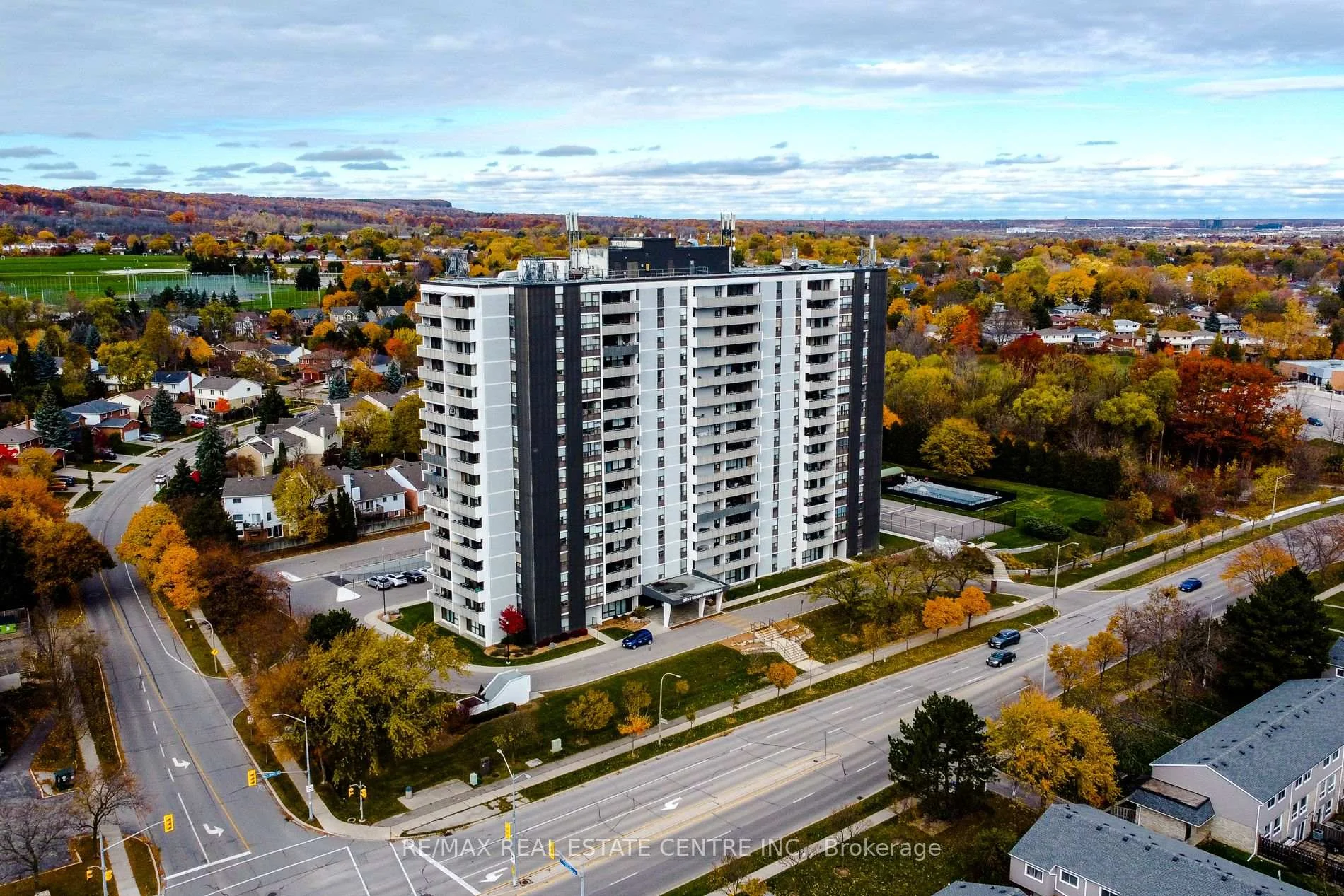 Photo 2 of Unit 602, 2055 Upper Middle Road, Burlington, Brant Hills — HOMEH