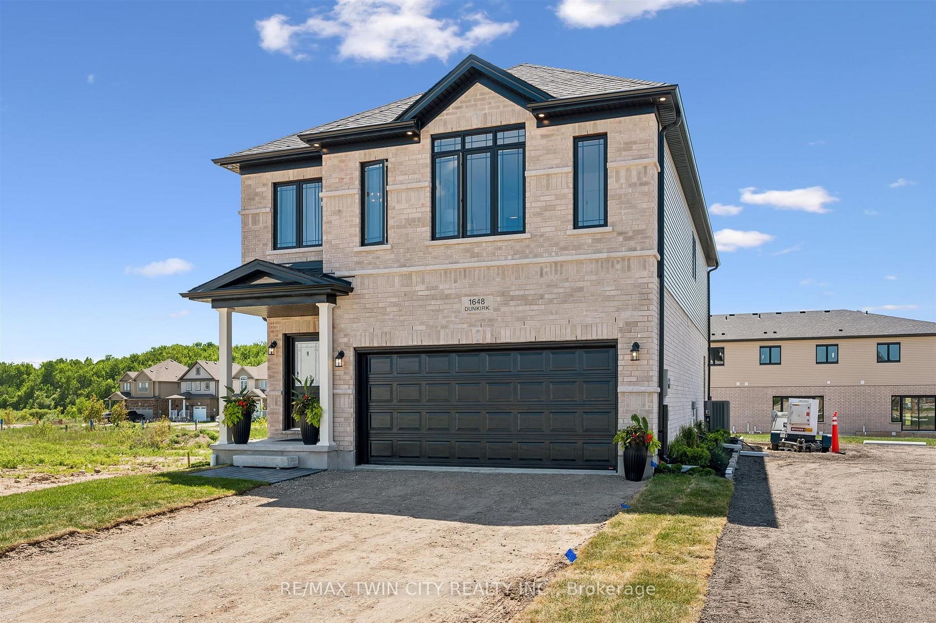 Photo 2 of 1681 Dunkirk Avenue, Woodstock, Woodstock - North — HOMEH