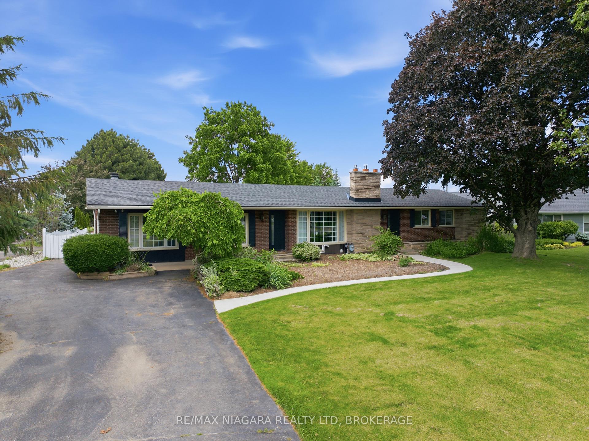 Photo of 1042 Lakeshore Road W