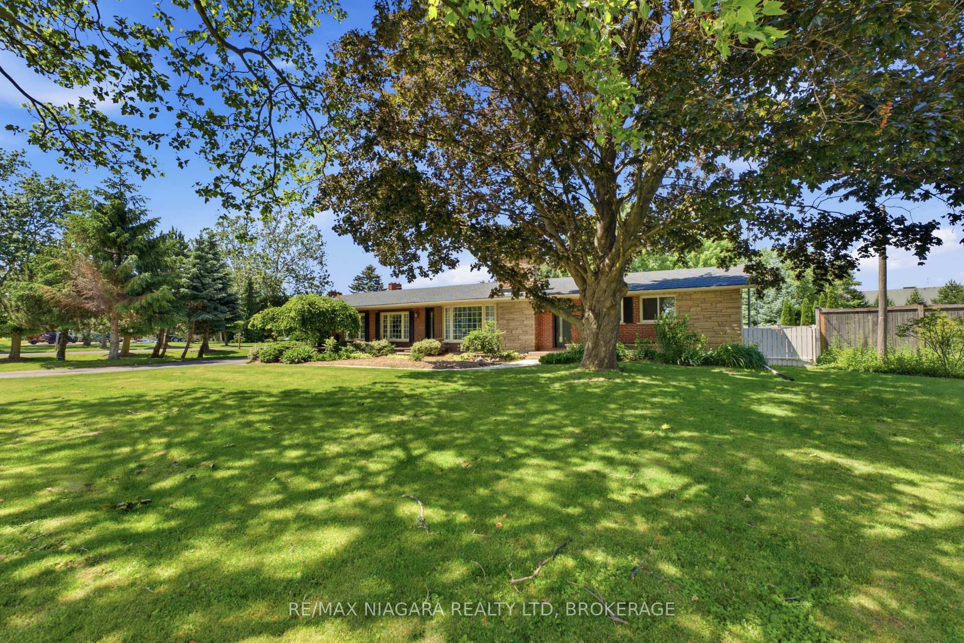 Photo 2 of 1042 Lakeshore Road W, St. Catharines, Rural Port — HOMEH