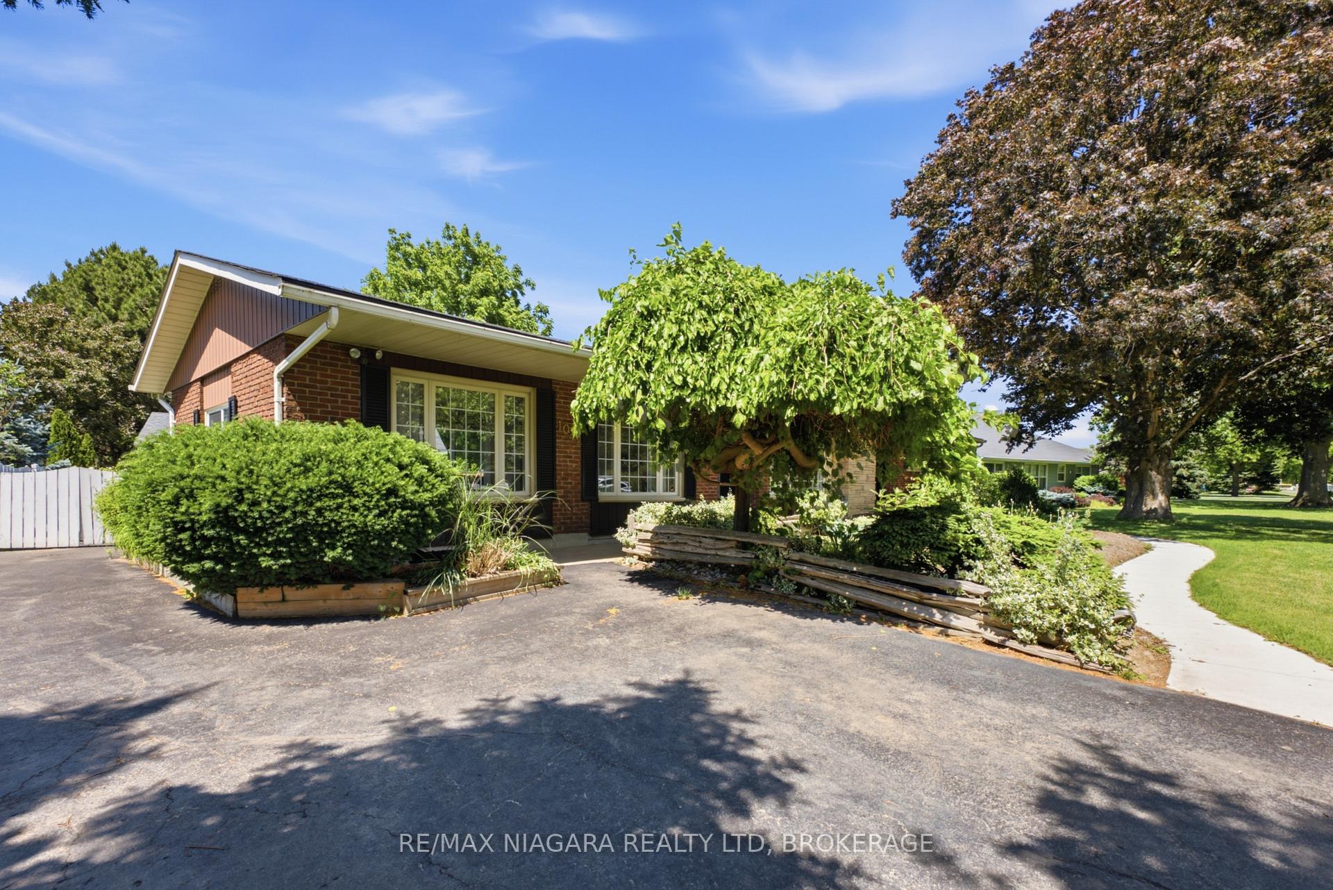 Photo 3 of 1042 Lakeshore Road W, St. Catharines, Rural Port — HOMEH