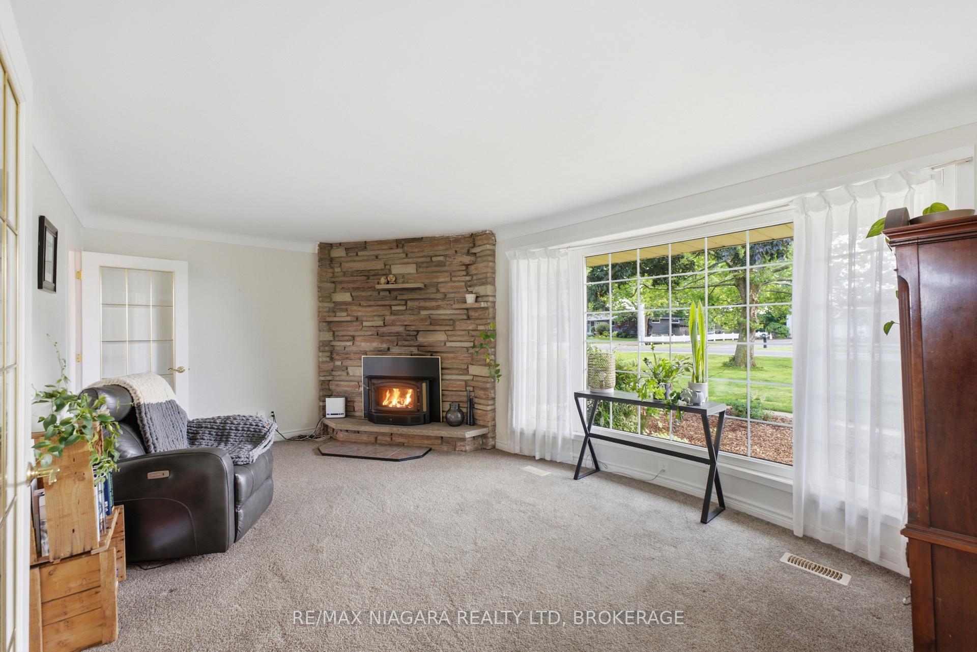 Photo 5 of 1042 Lakeshore Road W, St. Catharines, Rural Port — HOMEH