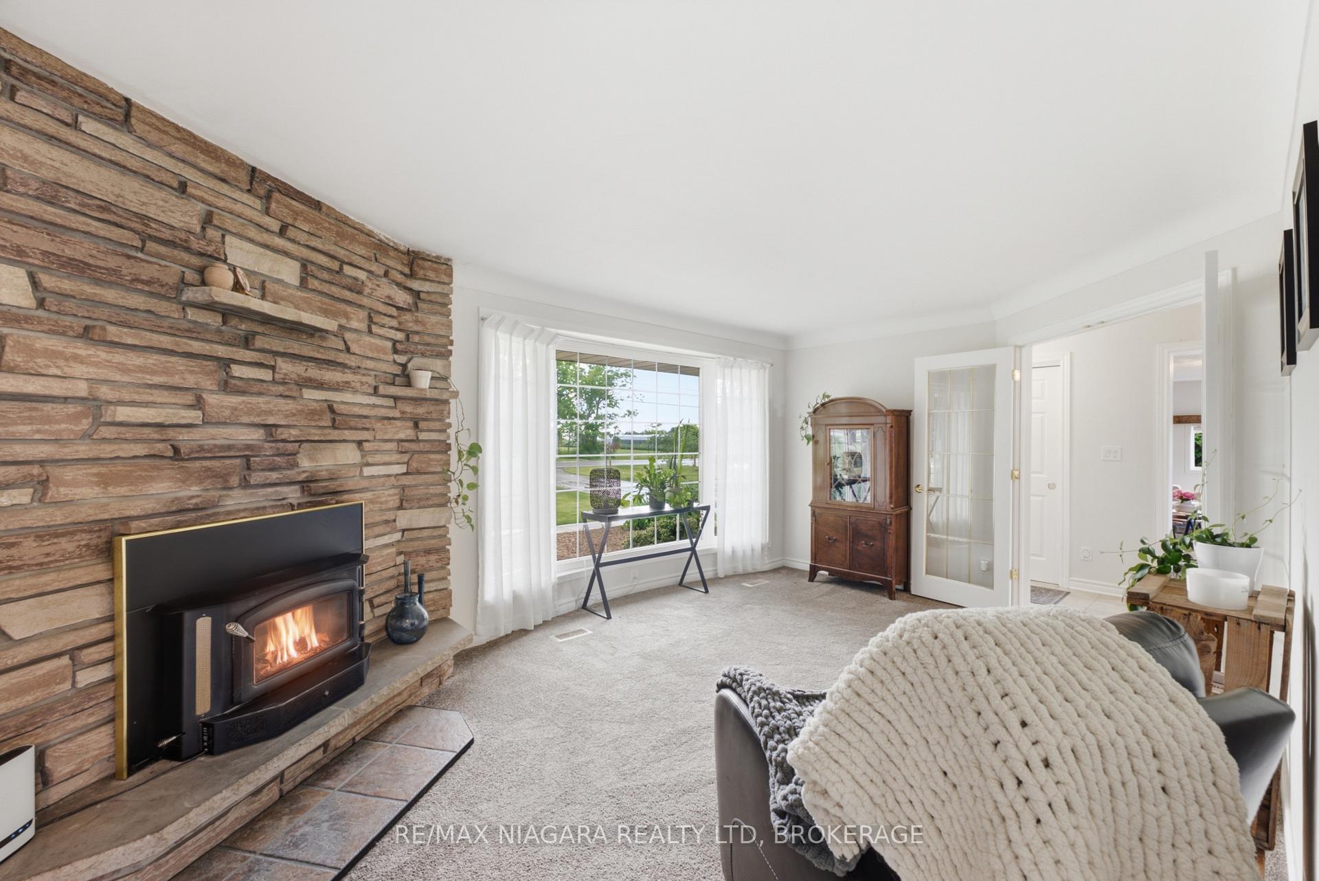 Photo 6 of 1042 Lakeshore Road W, St. Catharines, Rural Port — HOMEH