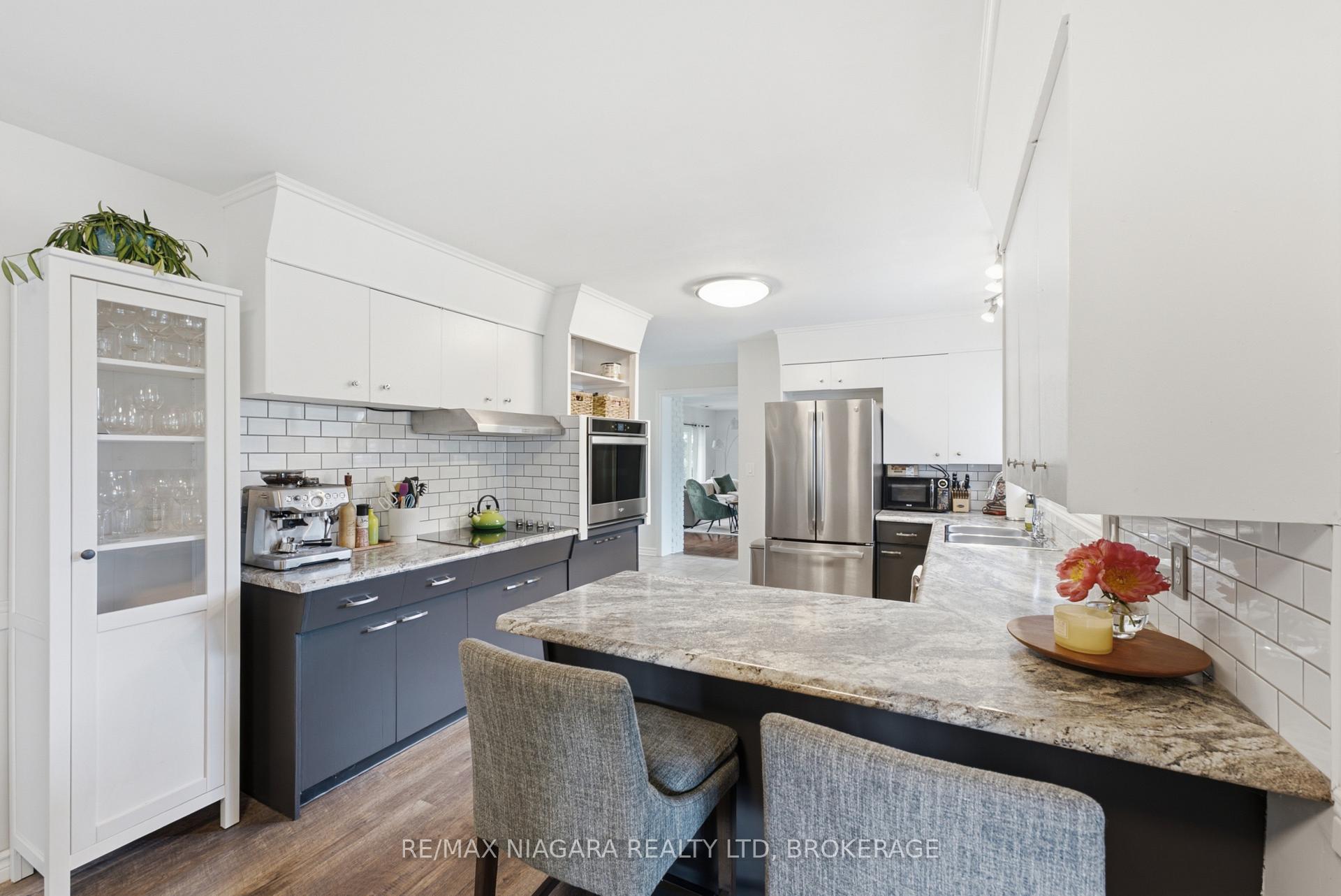 Photo 8 of 1042 Lakeshore Road W, St. Catharines, Rural Port — HOMEH