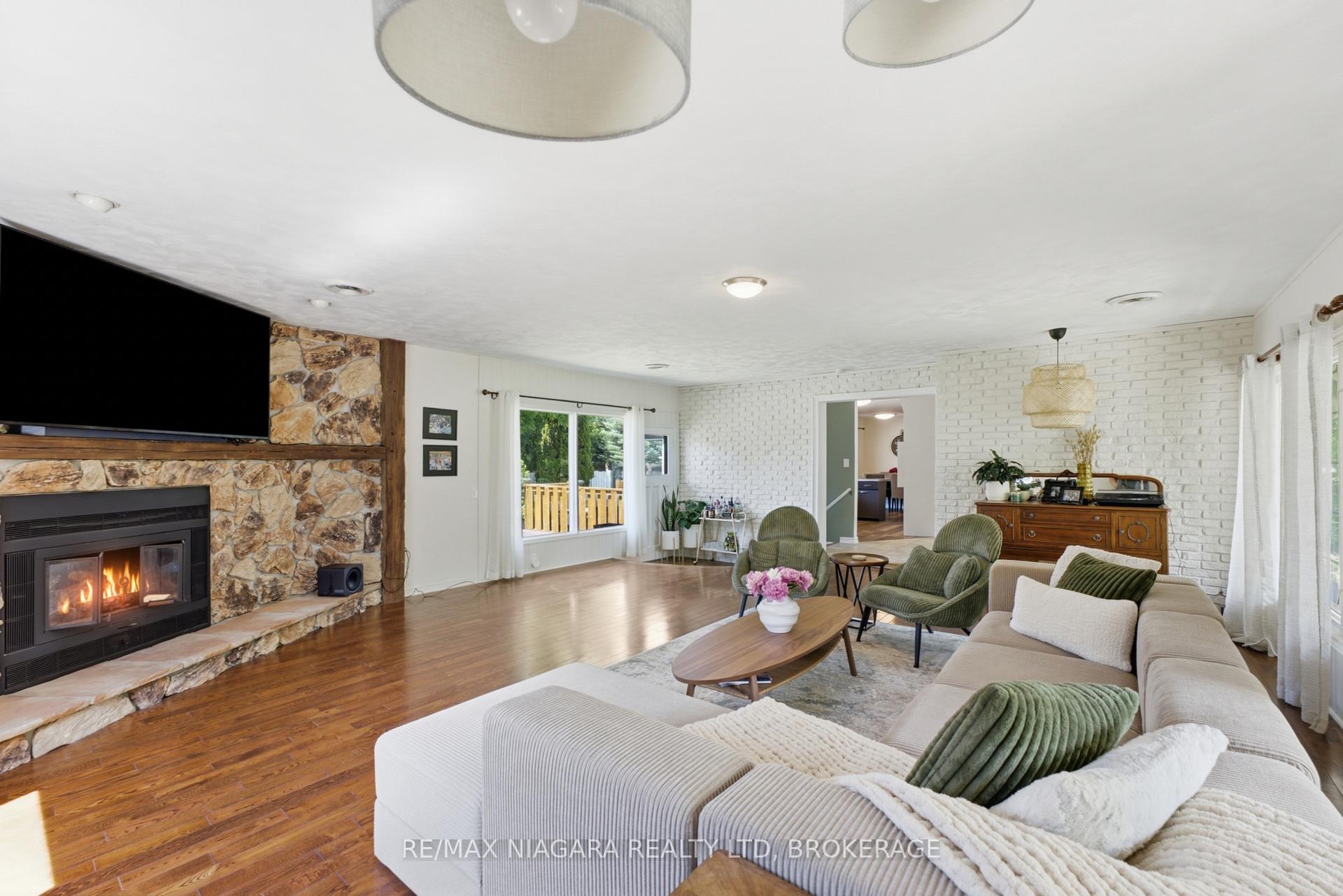 Photo 11 of 1042 Lakeshore Road W, St. Catharines, Rural Port — HOMEH