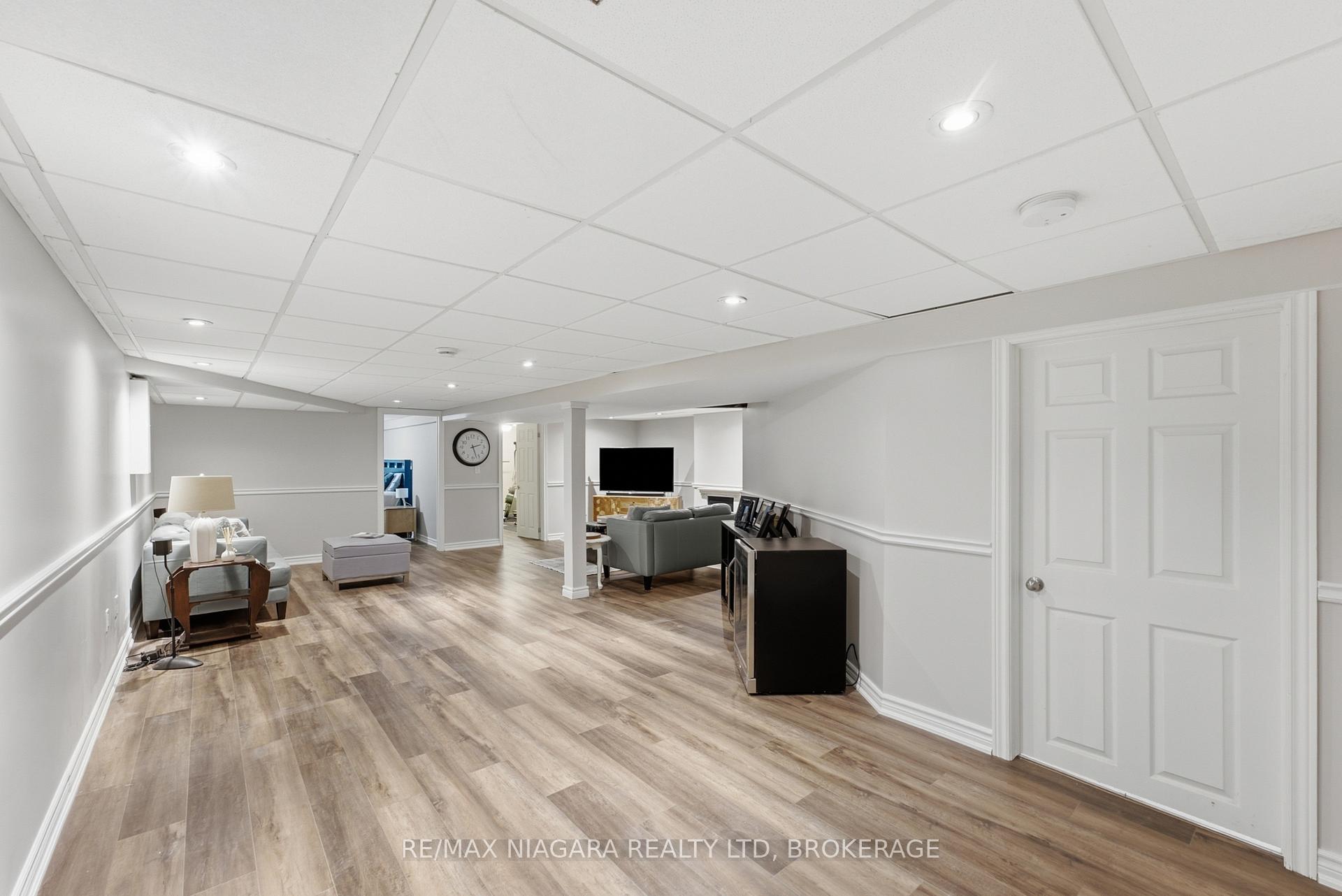 Photo 22 of 1042 Lakeshore Road W, St. Catharines, Rural Port — HOMEH