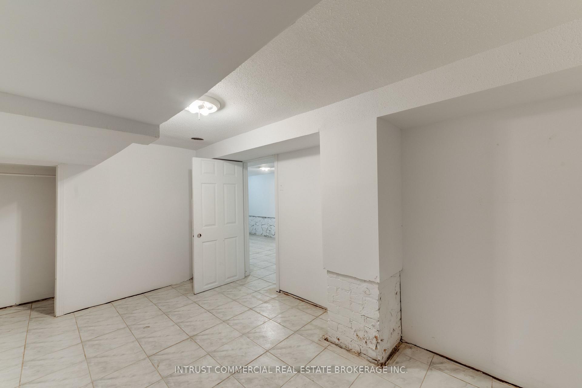 Photo 17 of 817 Bloor Street W, Toronto, Palmerston-Little Italy — HOMEH