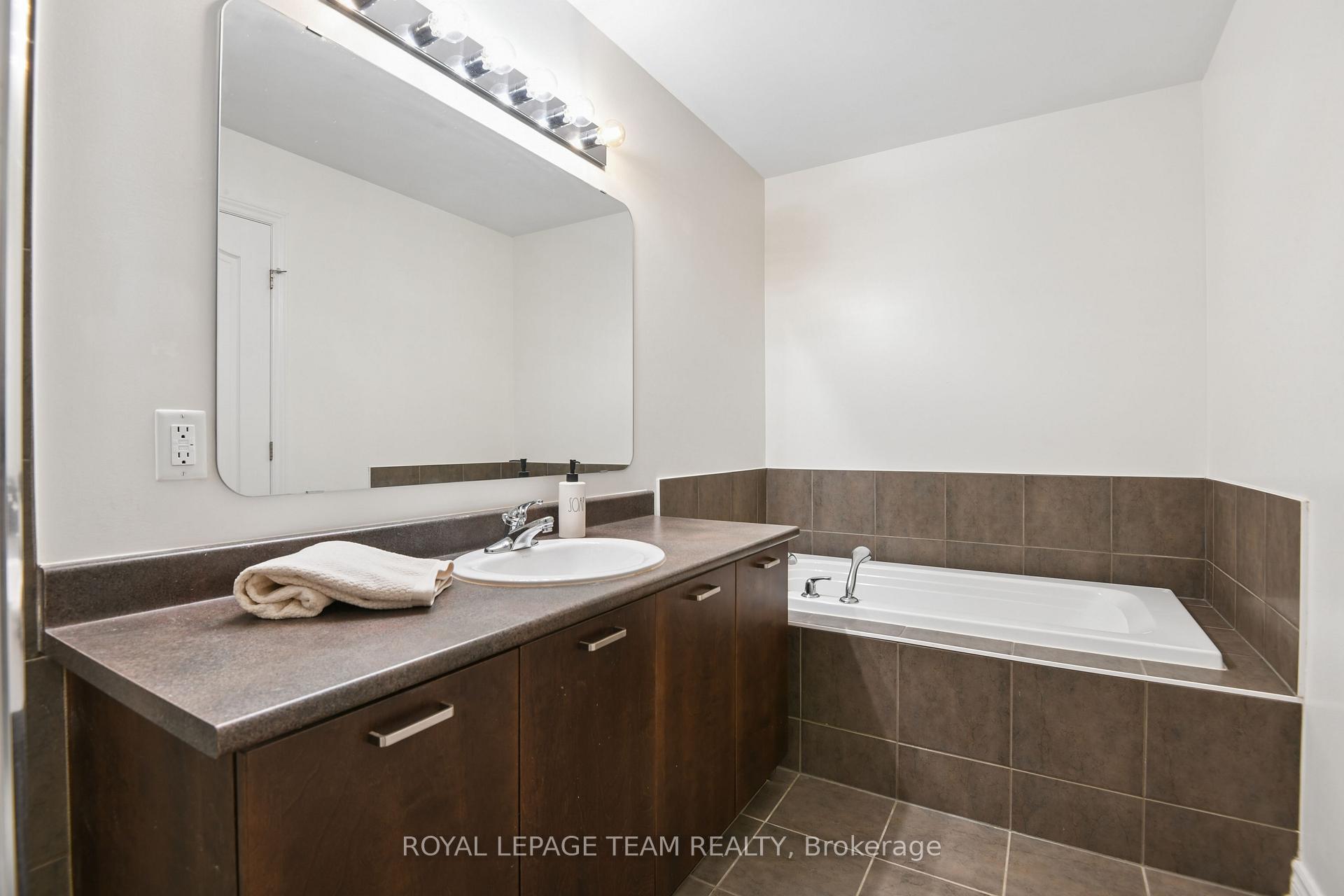 Photo 23 of 1076 Northgraves Crescent, Ottawa, Kanata - Emerald Meadows/Trailwest — HOMEH
