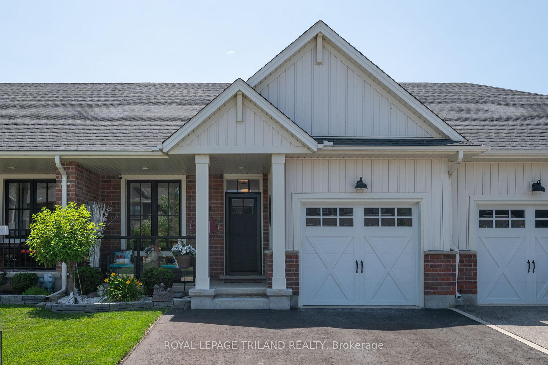Photo 2 of 32 Charter Creek Court, St. Thomas — HOMEH