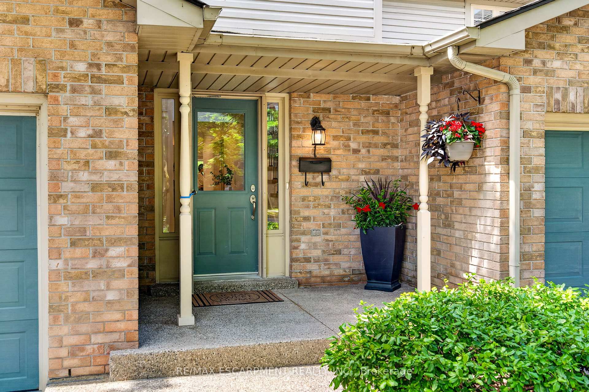 Photo 3 of Unit 1, 3333 New Street, Burlington, Roseland — HOMEH