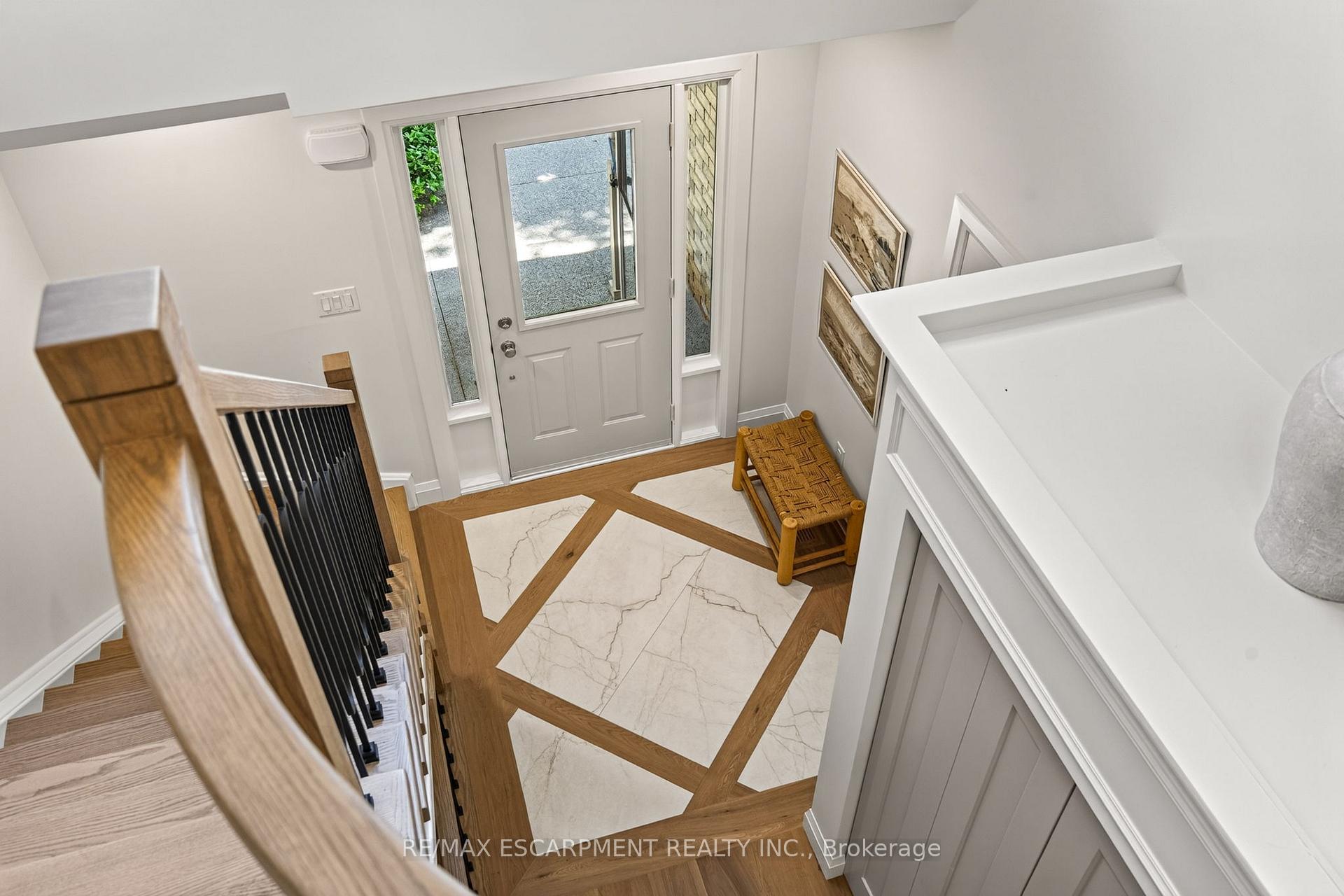 Photo 5 of Unit 1, 3333 New Street, Burlington, Roseland — HOMEH