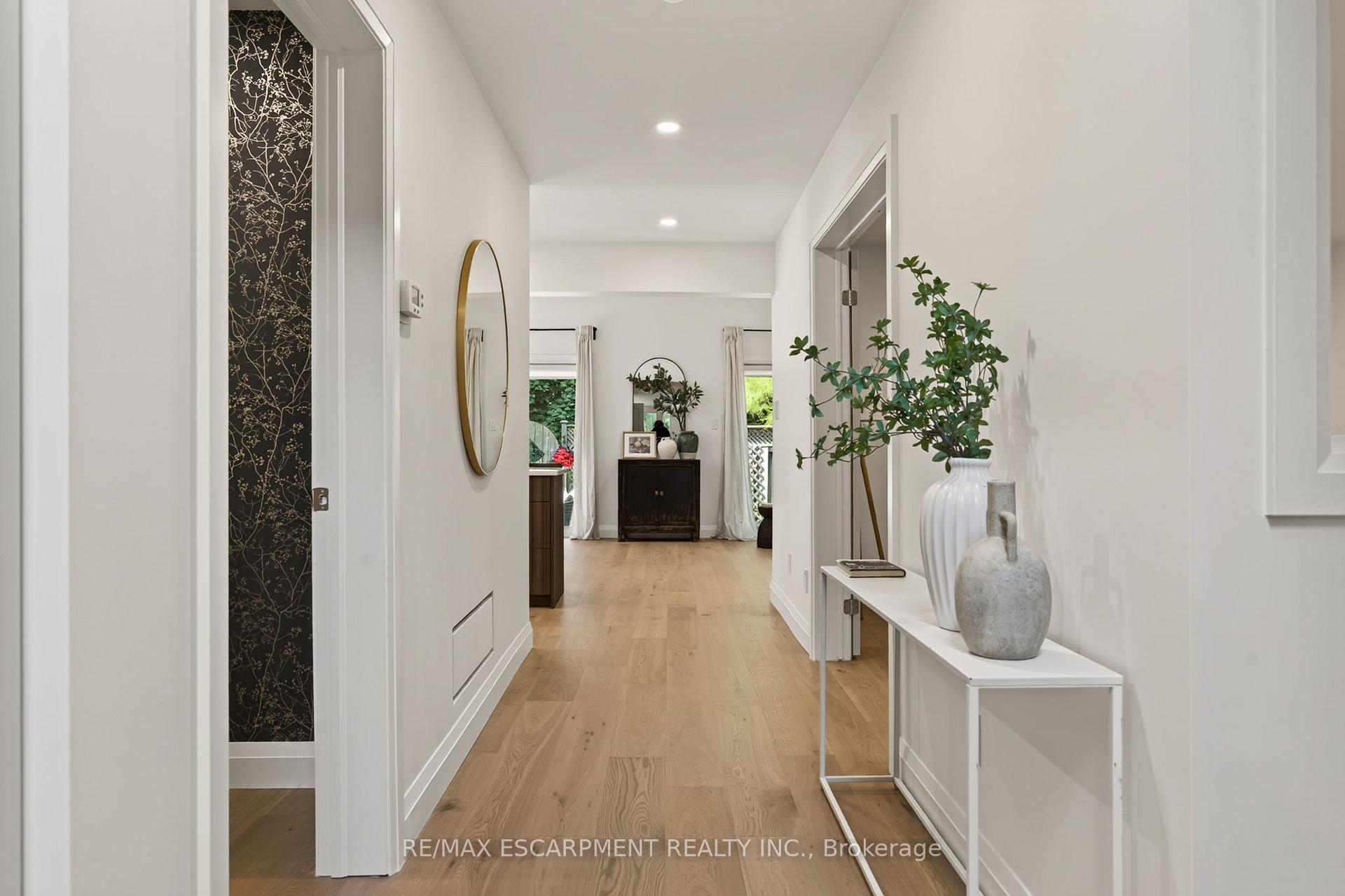 Photo 6 of Unit 1, 3333 New Street, Burlington, Roseland — HOMEH