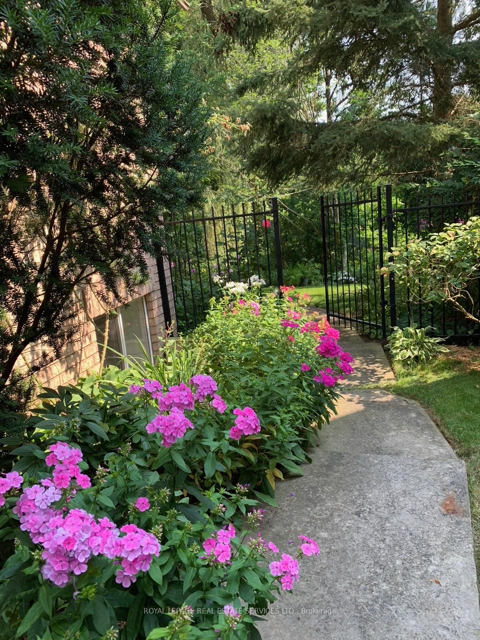 Photo 38 of 1726 The Pines, Mississauga, Clarkson — HOMEH
