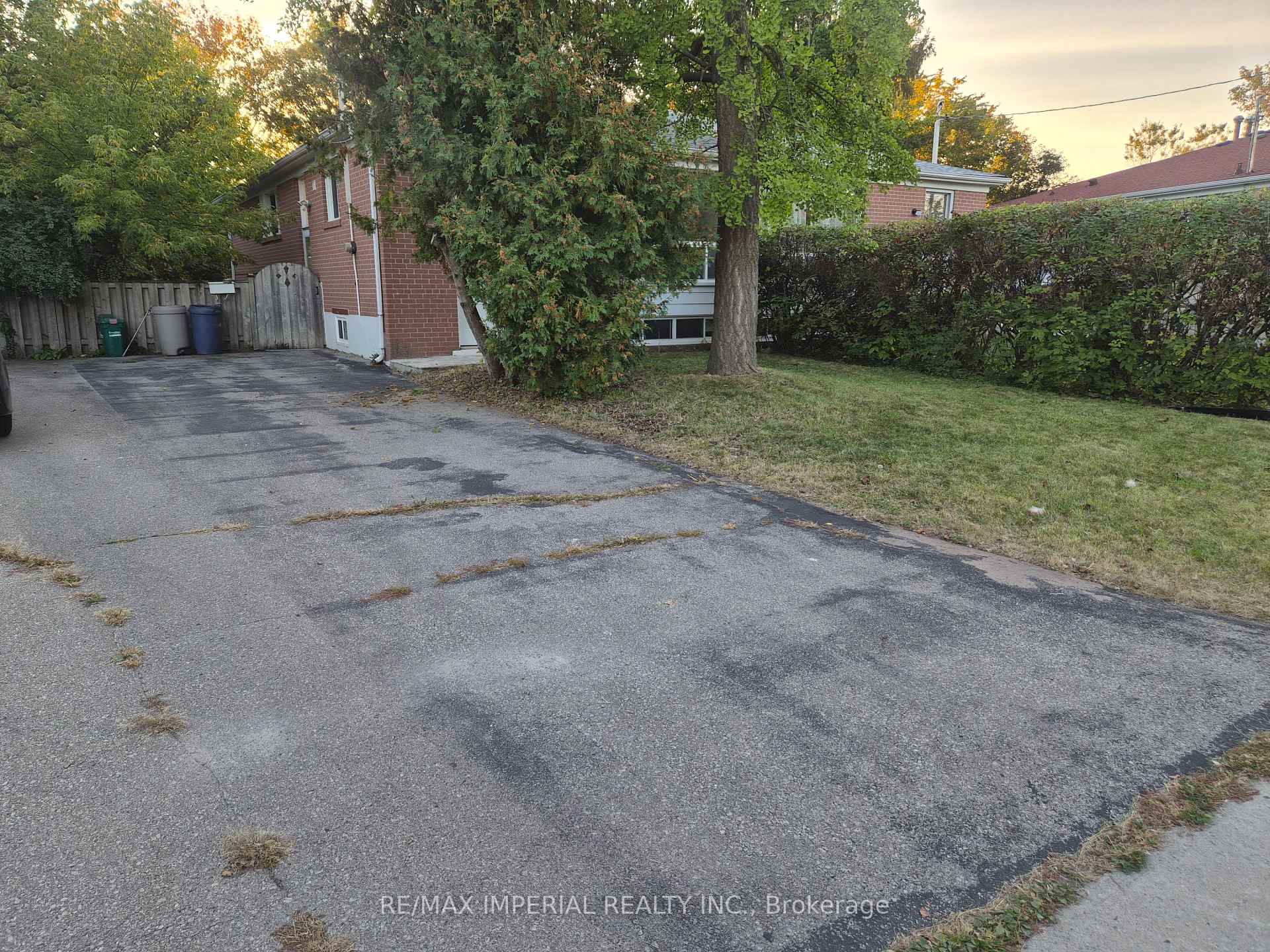 Photo 2 of 262 Mcconvey Drive, Richmond Hill, Crosby — HOMEH