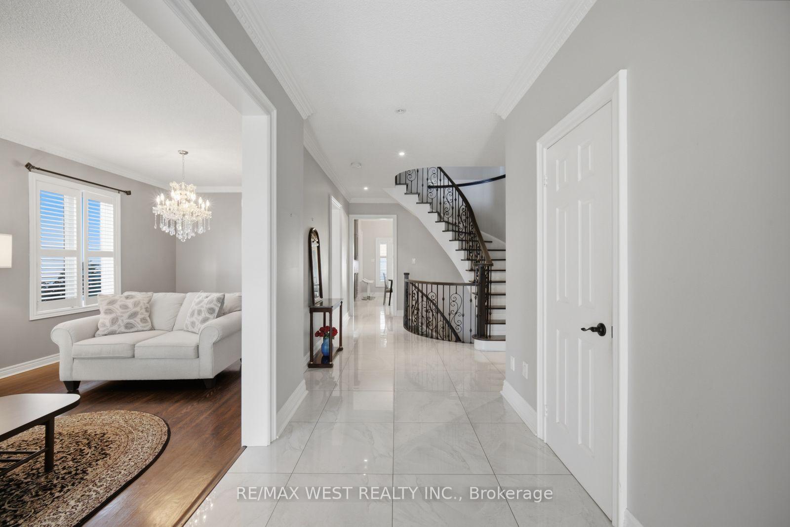 Photo 3 of 65 Burnhaven Avenue, Vaughan, Maple — HOMEH