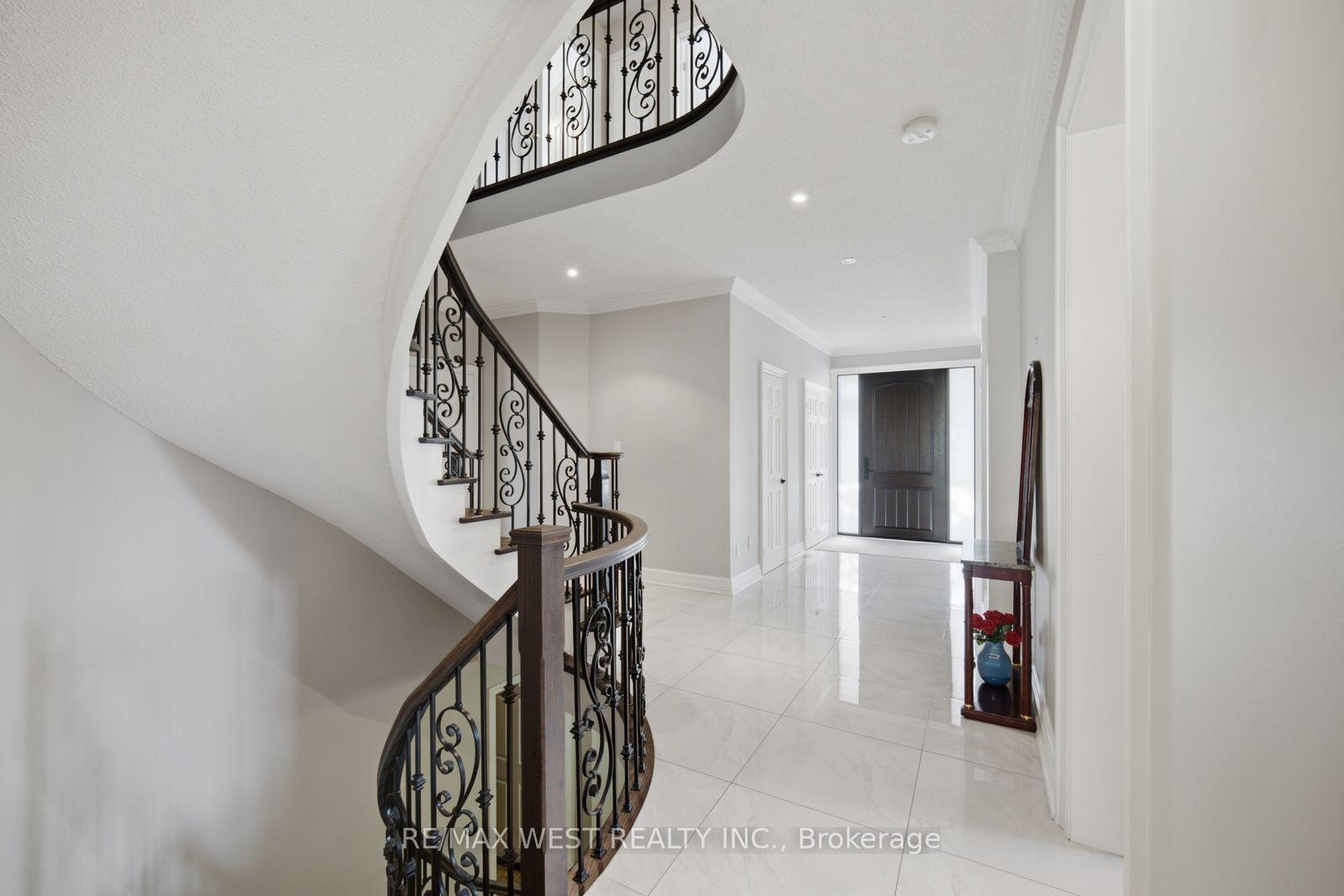 Photo 4 of 65 Burnhaven Avenue, Vaughan, Maple — HOMEH
