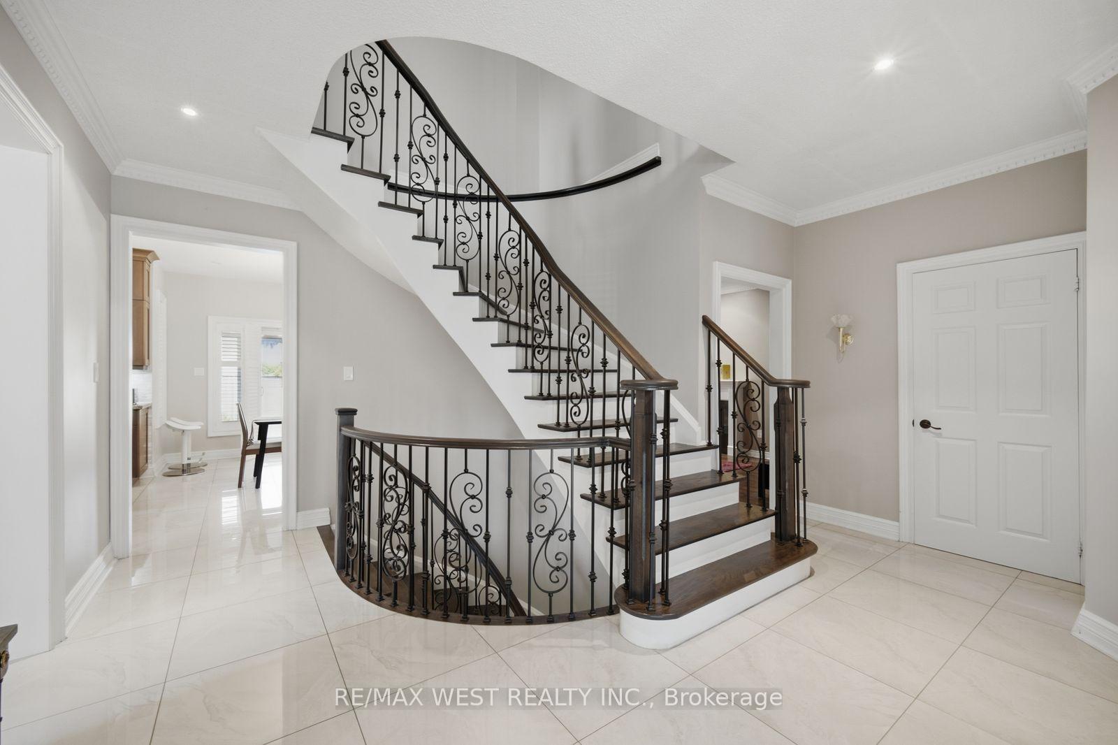 Photo 5 of 65 Burnhaven Avenue, Vaughan, Maple — HOMEH