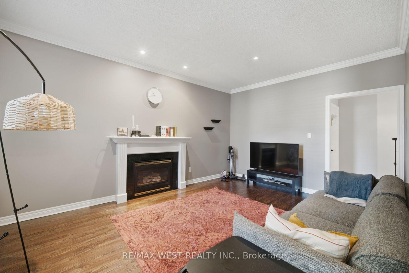 Photo 11 of 65 Burnhaven Avenue, Vaughan, Maple — HOMEH