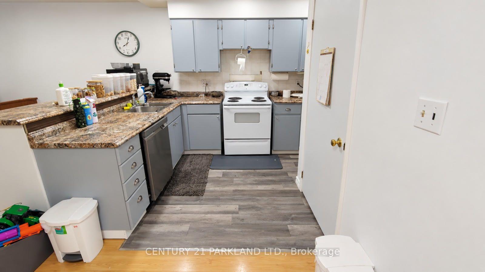 Photo 2 of 67 Melinda Crescent, Barrie, Allandale — HOMEH
