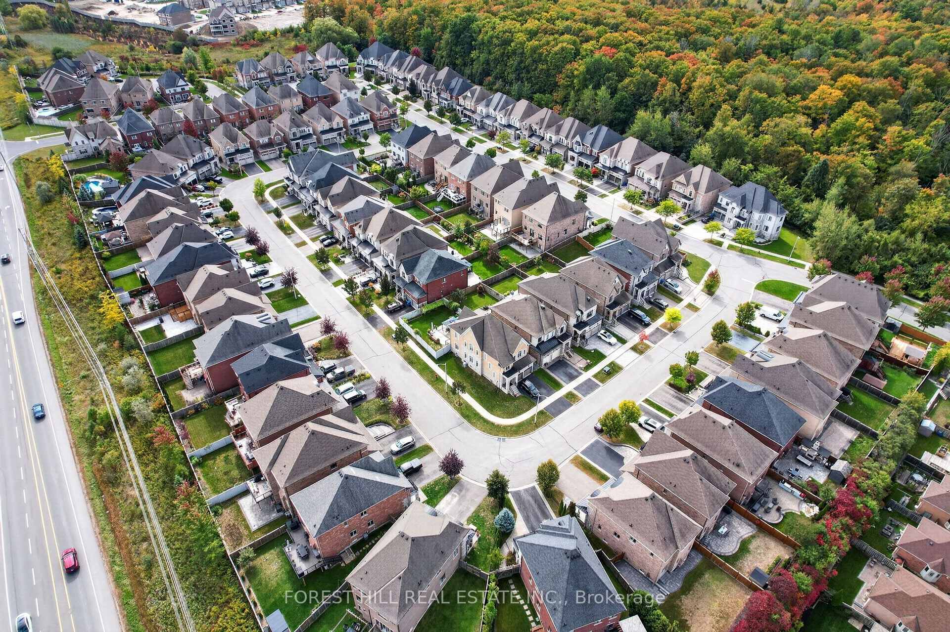 Photo 9 of 18 Hackwood Crescent, Aurora, Aurora Grove — HOMEH