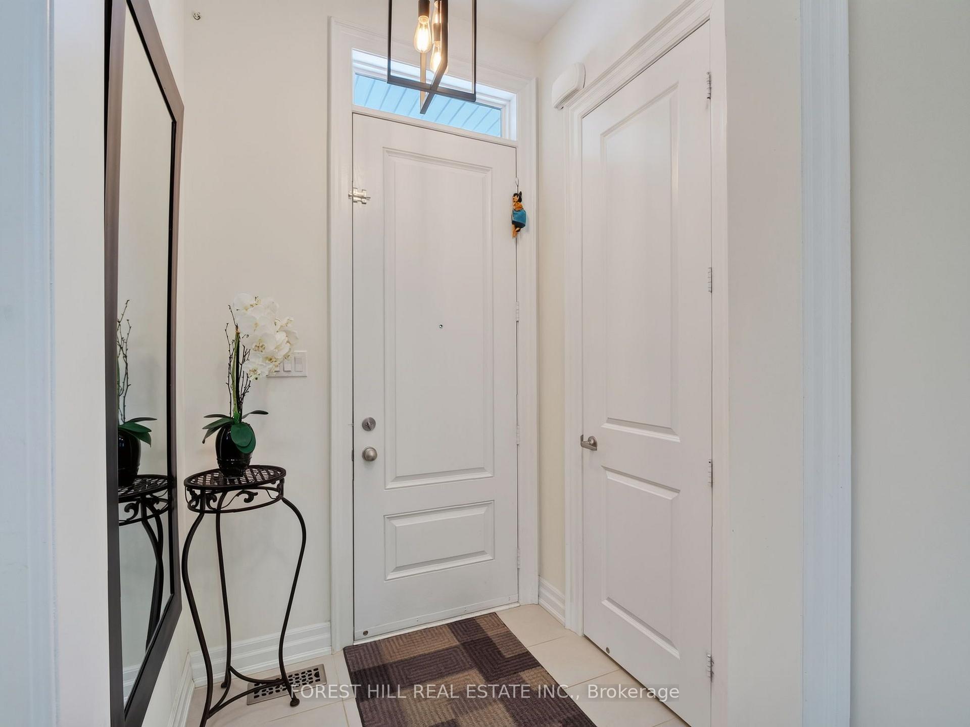 Photo 10 of 18 Hackwood Crescent, Aurora, Aurora Grove — HOMEH