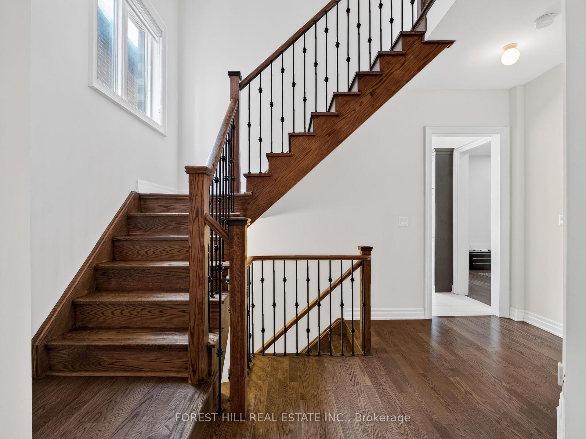 Photo 12 of 18 Hackwood Crescent, Aurora, Aurora Grove — HOMEH