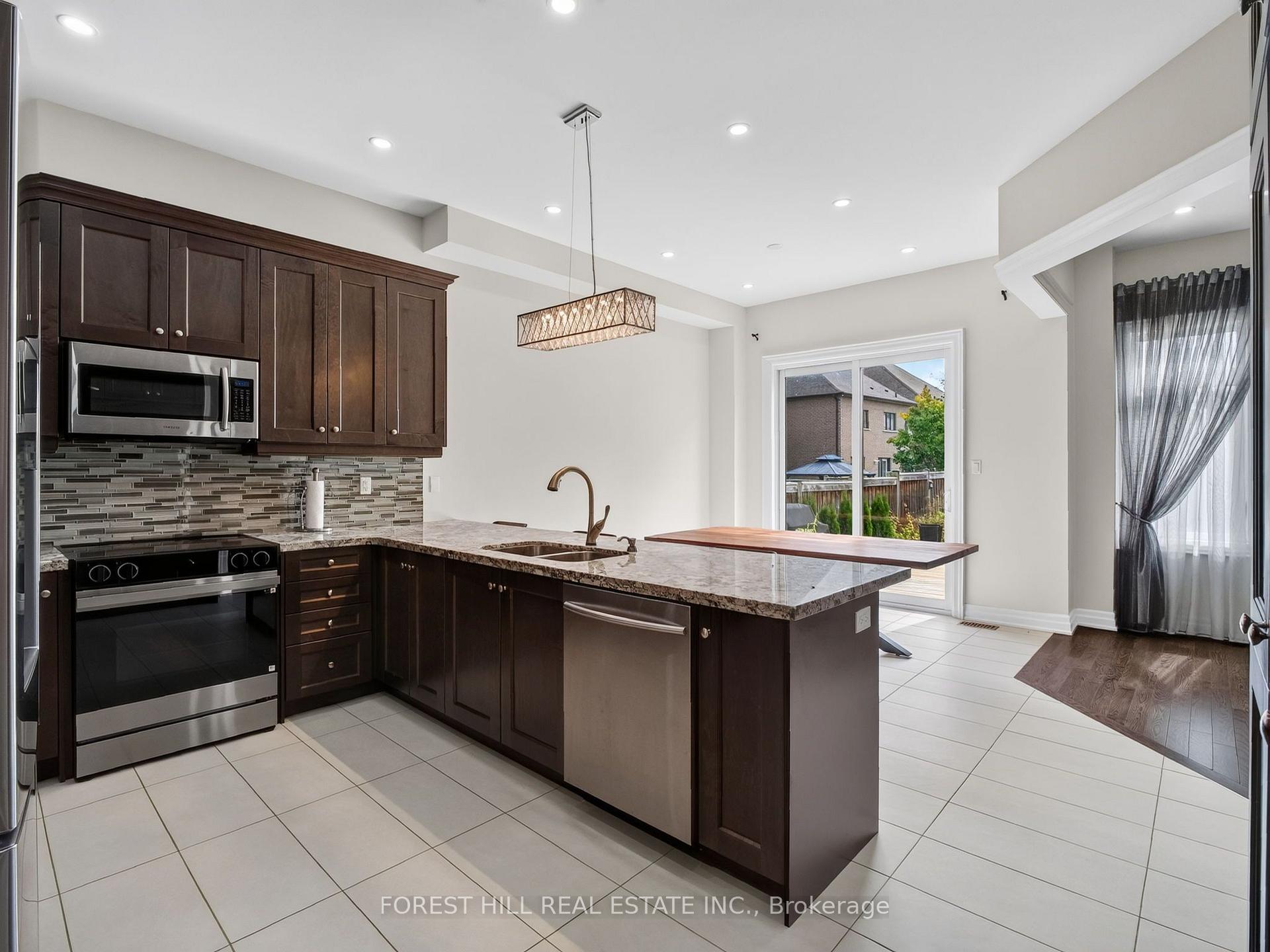 Photo 13 of 18 Hackwood Crescent, Aurora, Aurora Grove — HOMEH