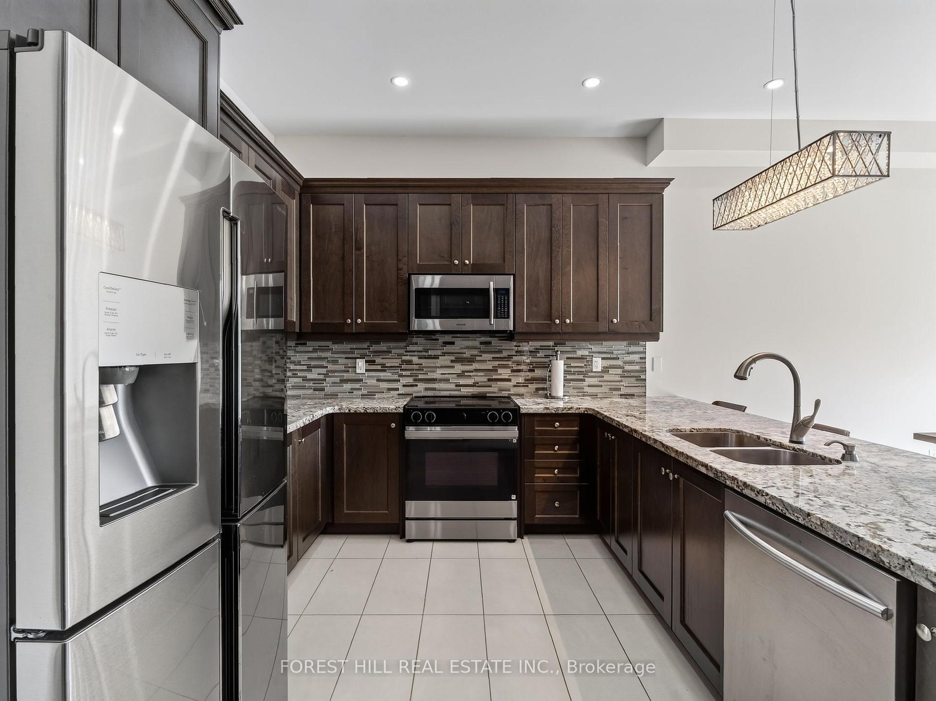 Photo 14 of 18 Hackwood Crescent, Aurora, Aurora Grove — HOMEH