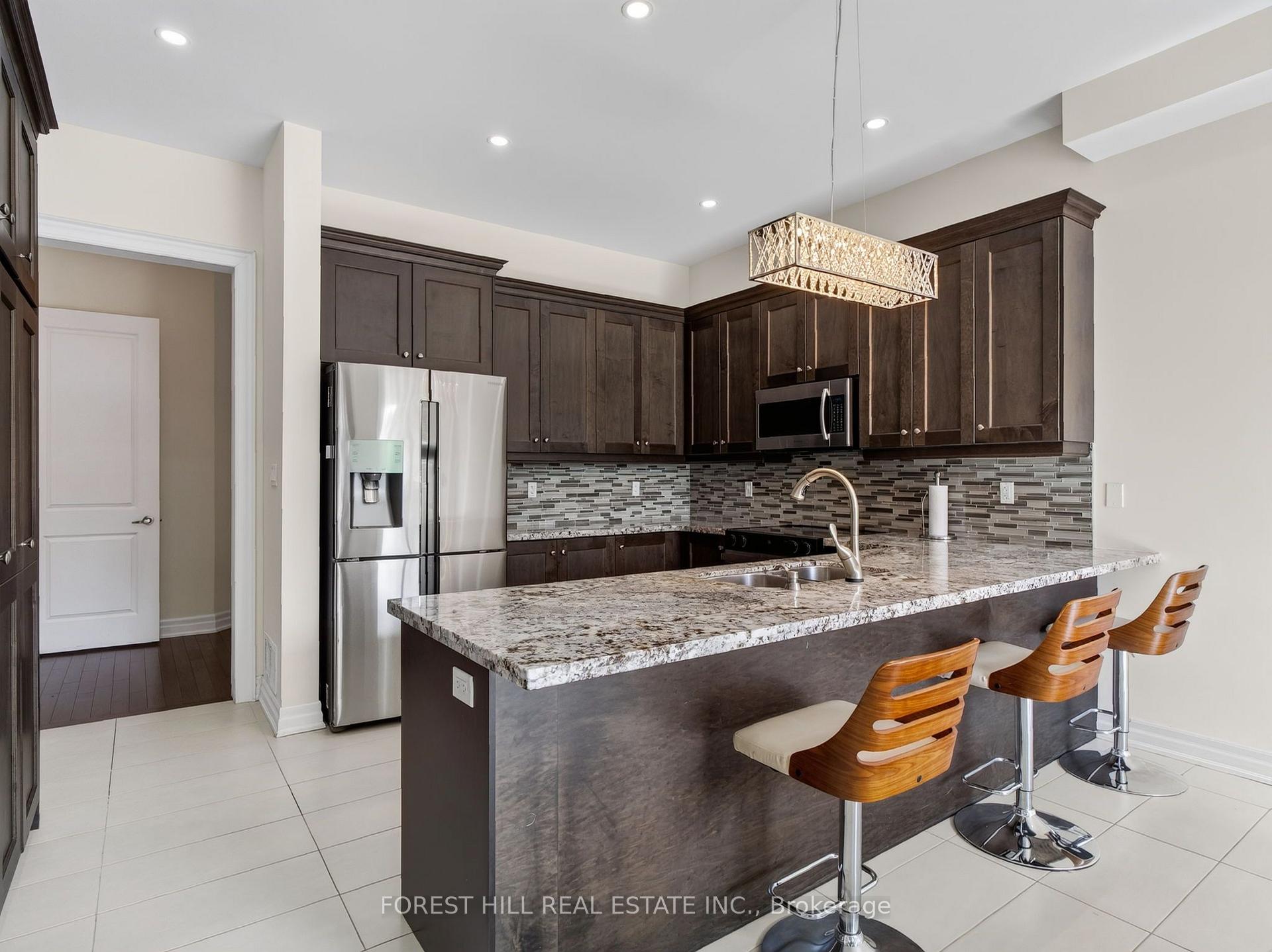 Photo 15 of 18 Hackwood Crescent, Aurora, Aurora Grove — HOMEH