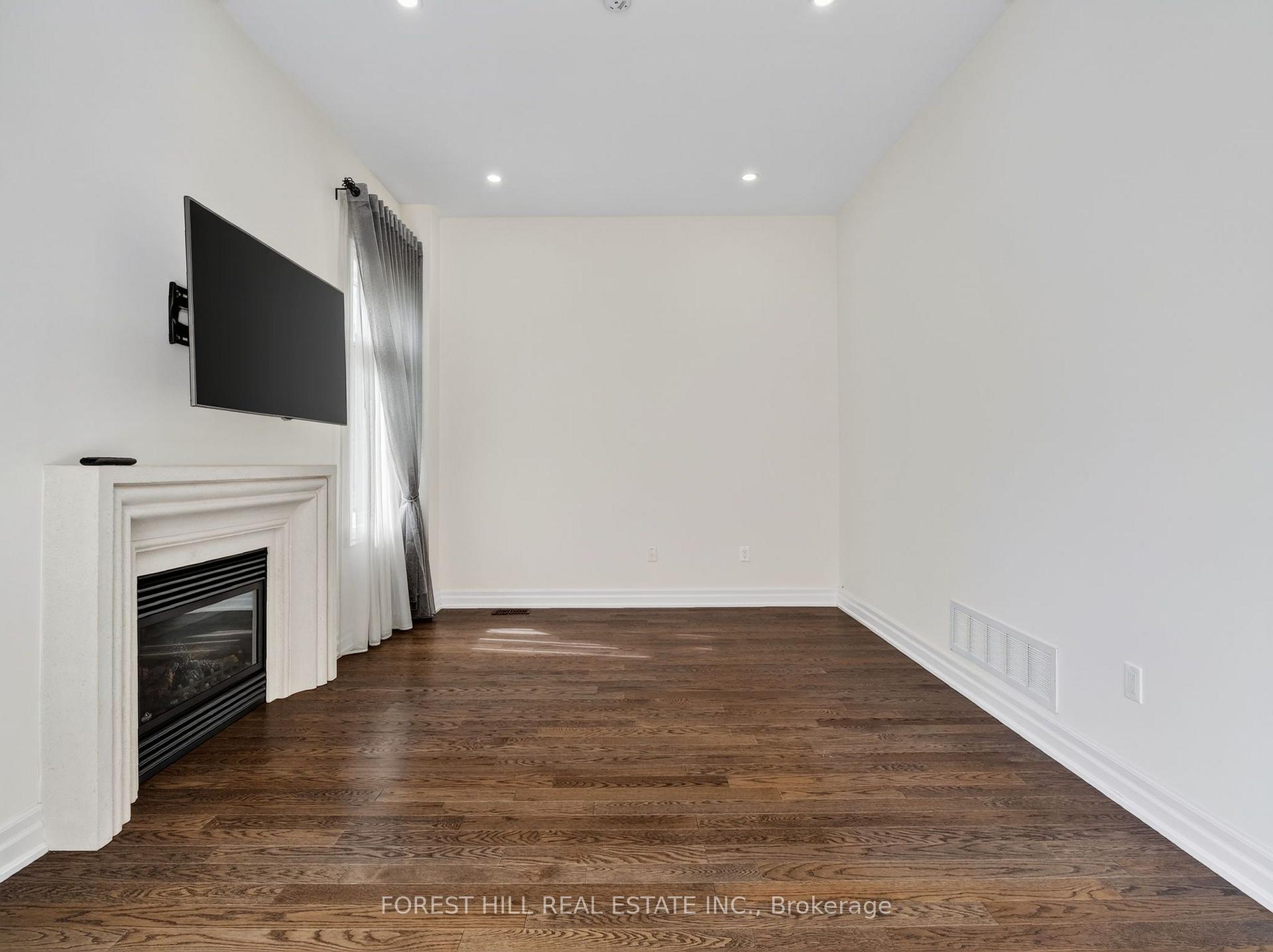 Photo 19 of 18 Hackwood Crescent, Aurora, Aurora Grove — HOMEH