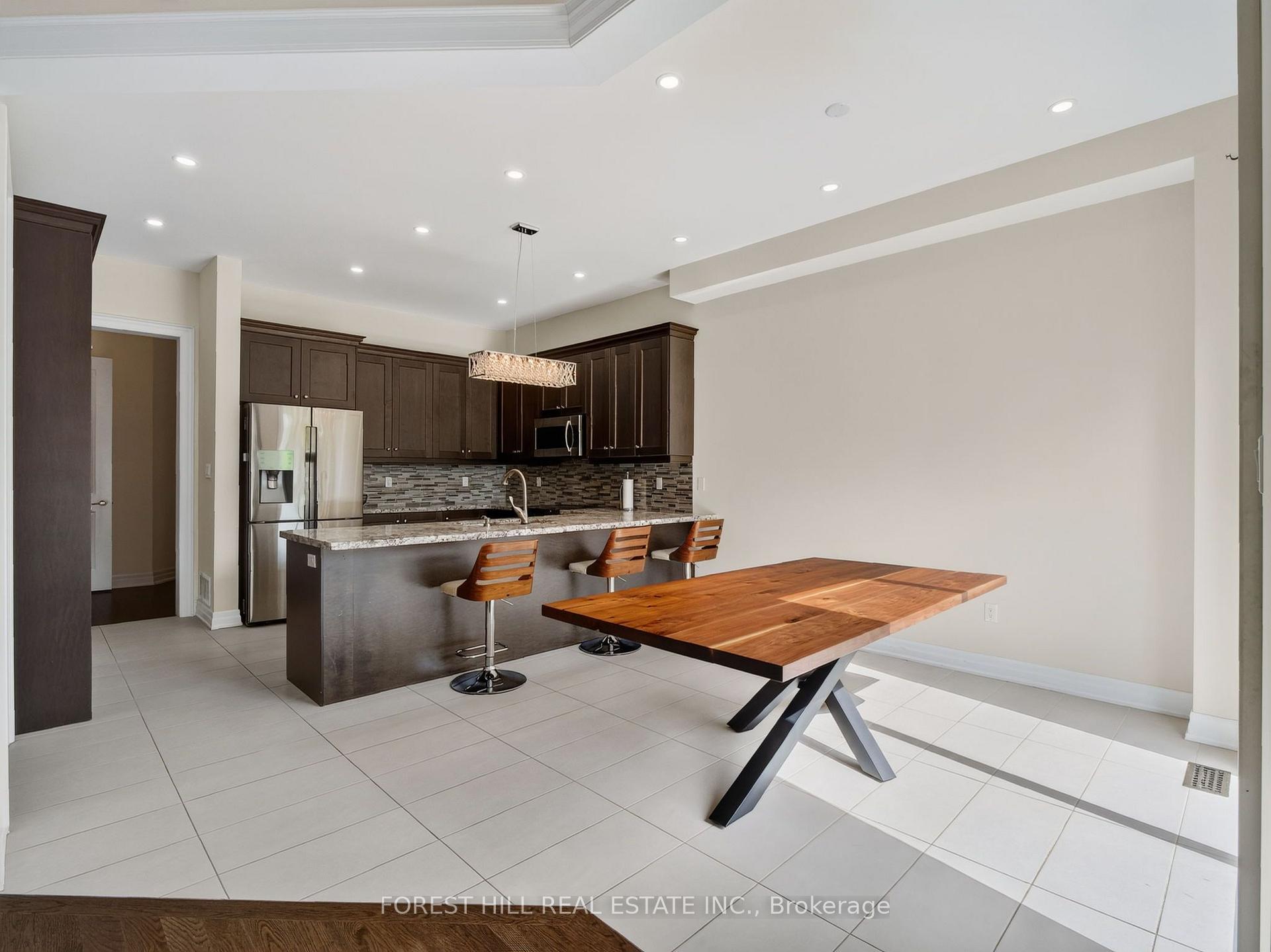 Photo 21 of 18 Hackwood Crescent, Aurora, Aurora Grove — HOMEH