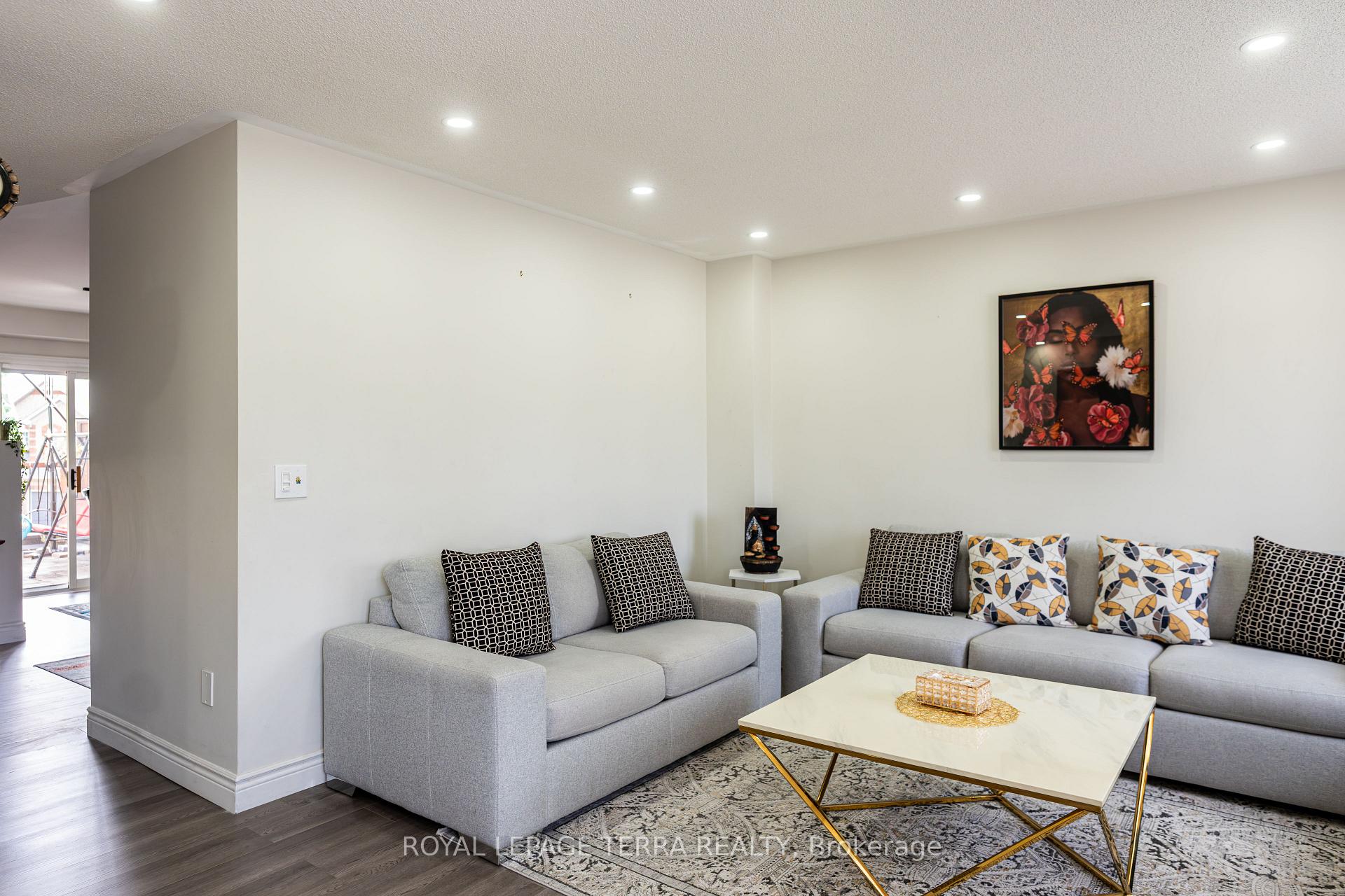 Photo 6 of Unit 7, 2871 Darien Road, Burlington, Rose — HOMEH