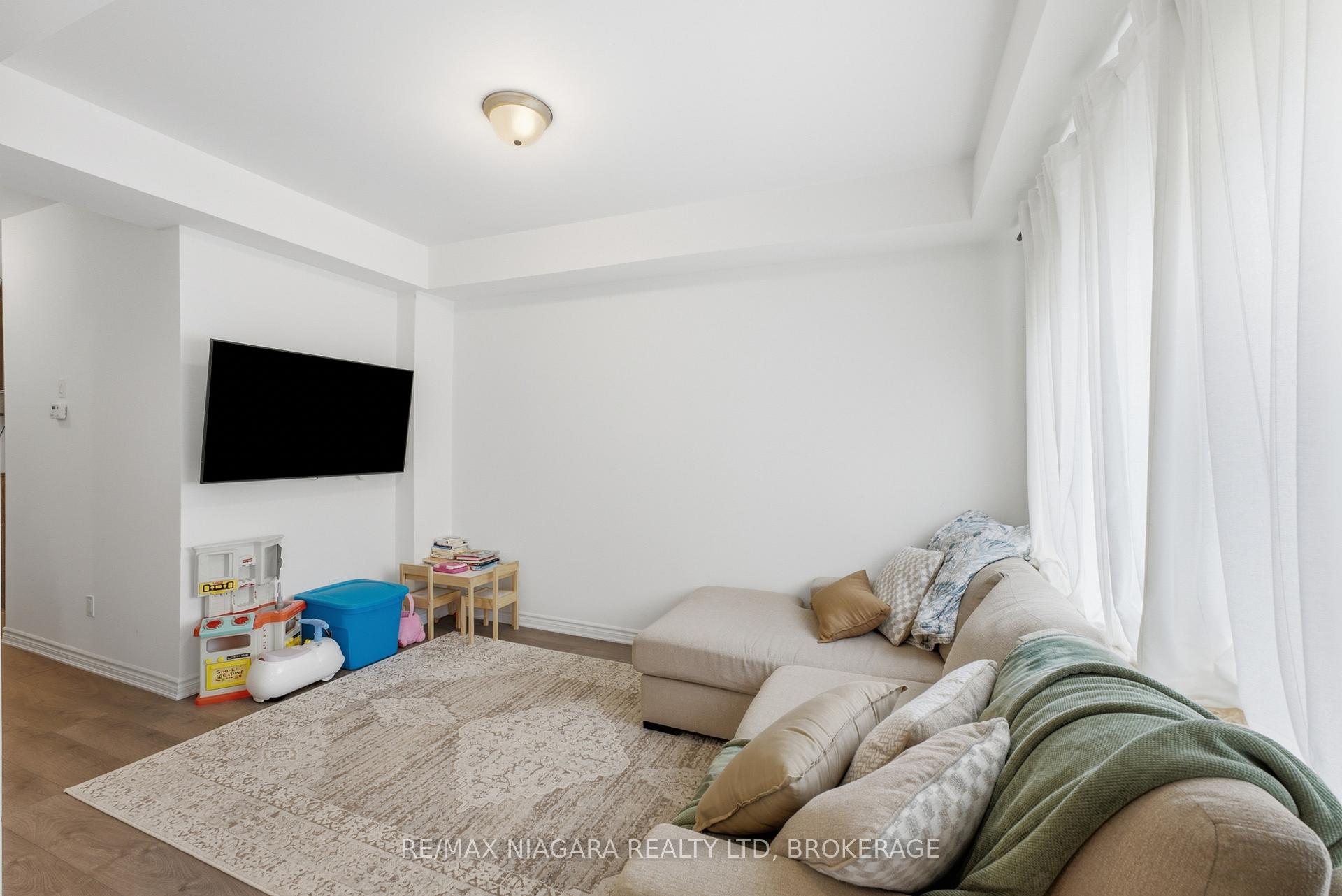 Photo 8 of 56 Sapphire Way, Thorold, Rolling Meadows — HOMEH