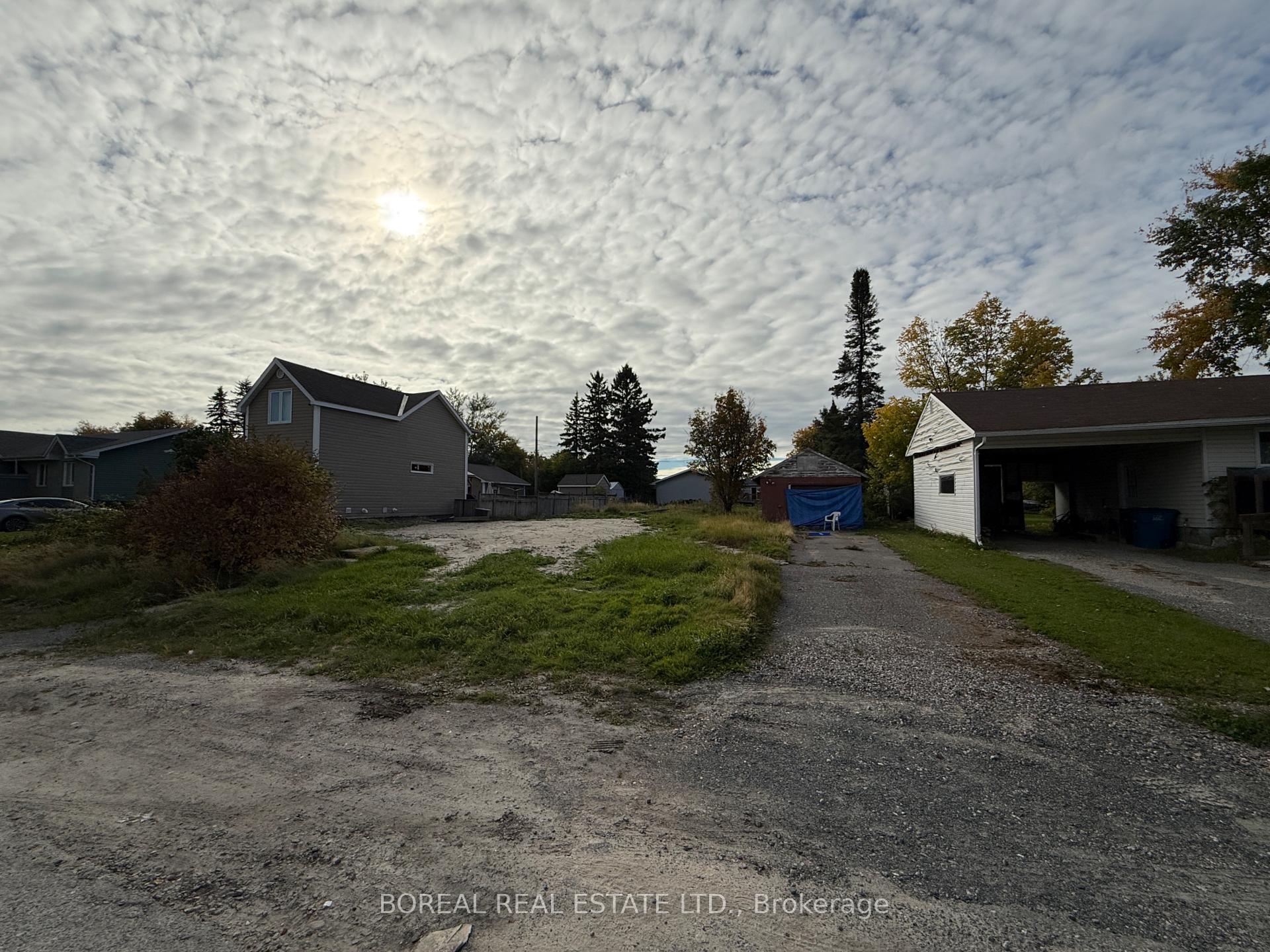 Photo 3 of 115 Fourteenth Avenue, Cochrane — HOMEH