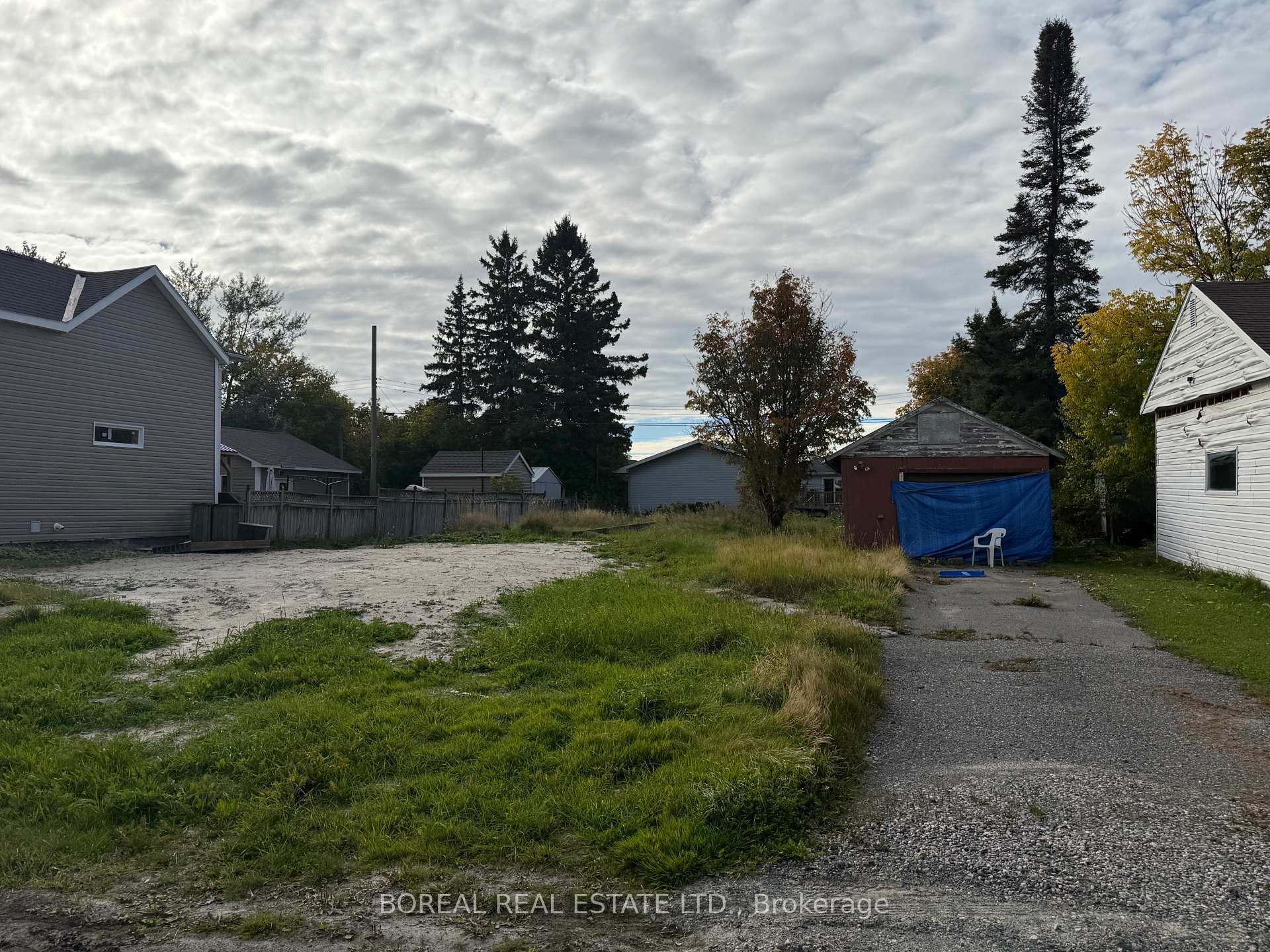 Photo 4 of 115 Fourteenth Avenue, Cochrane — HOMEH