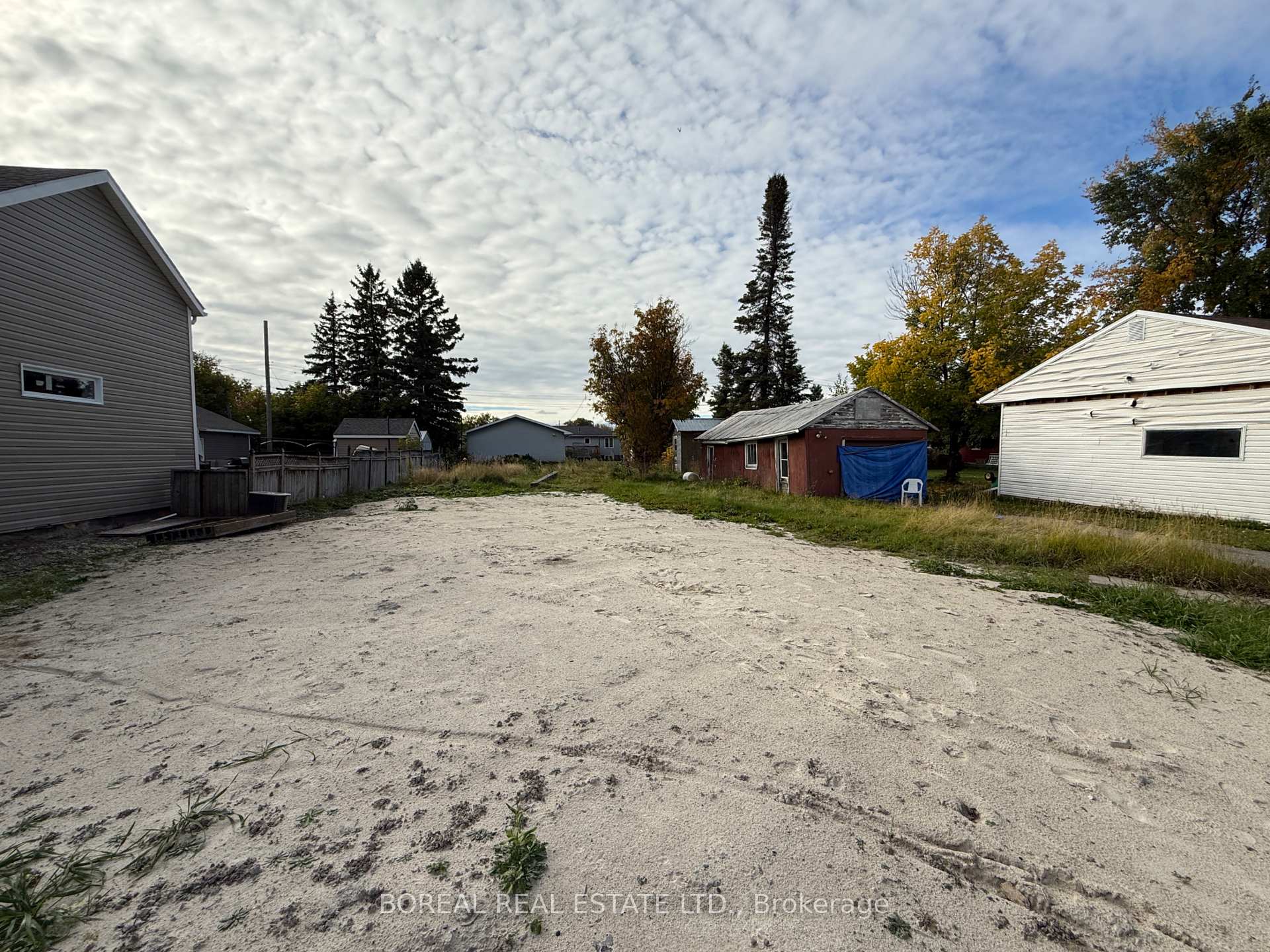 Photo 5 of 115 Fourteenth Avenue, Cochrane — HOMEH