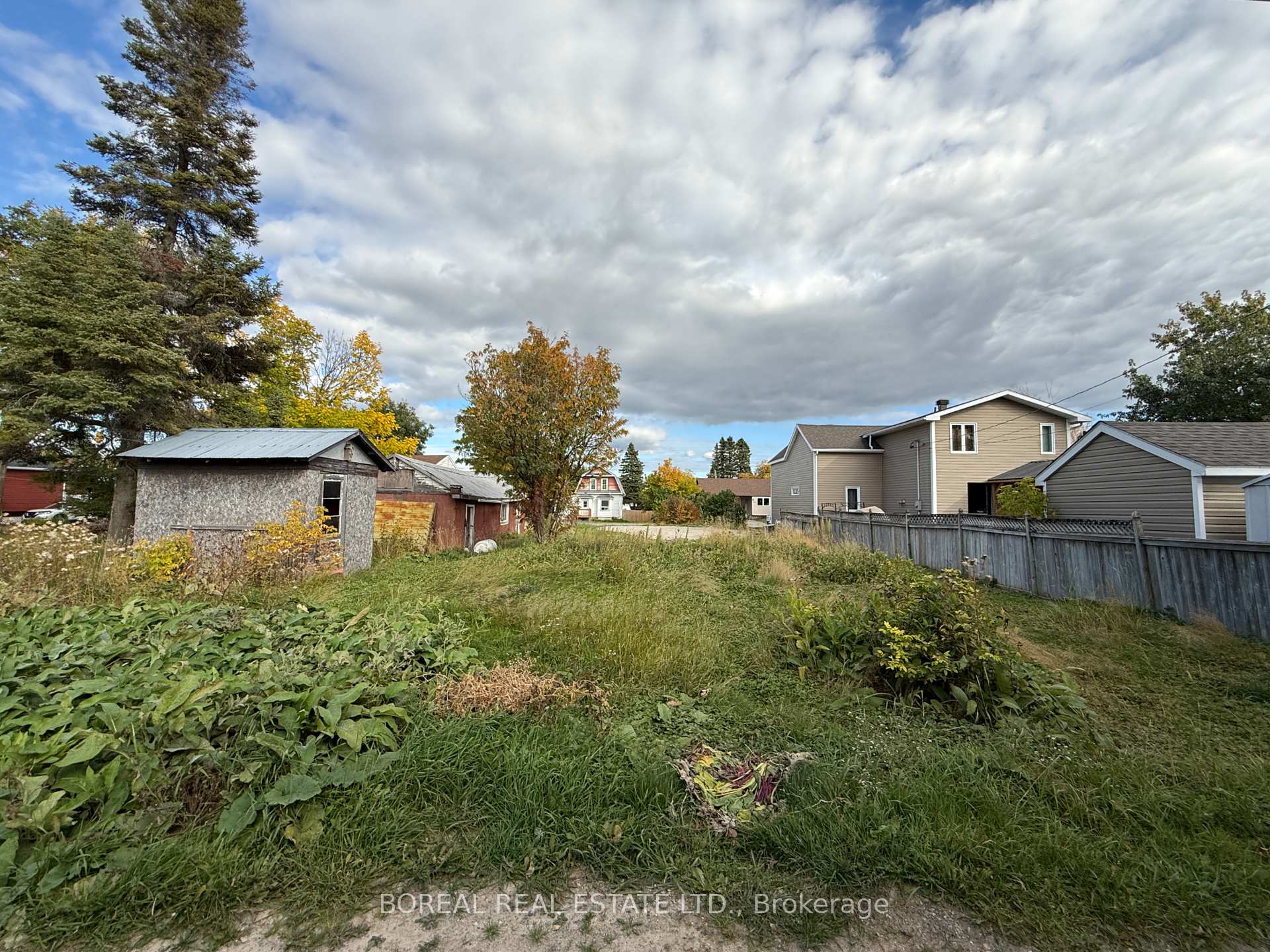 Photo 8 of 115 Fourteenth Avenue, Cochrane — HOMEH