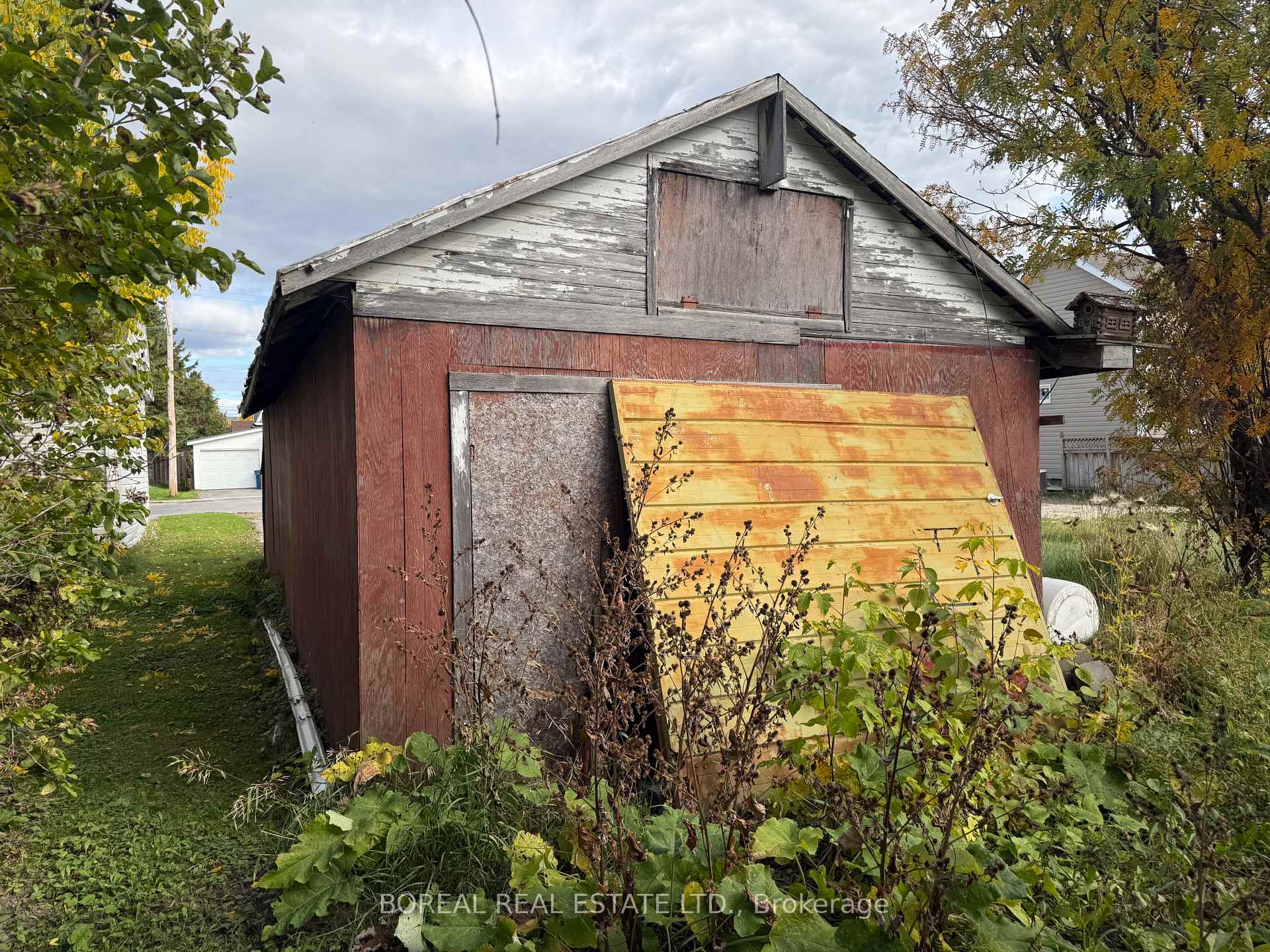 Photo 10 of 115 Fourteenth Avenue, Cochrane — HOMEH