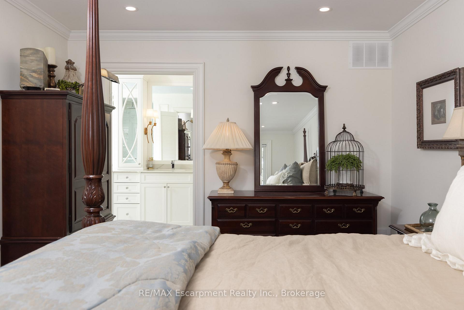 Photo 22 of 392 Aspen Forest Drive, Oakville, Ford — HOMEH