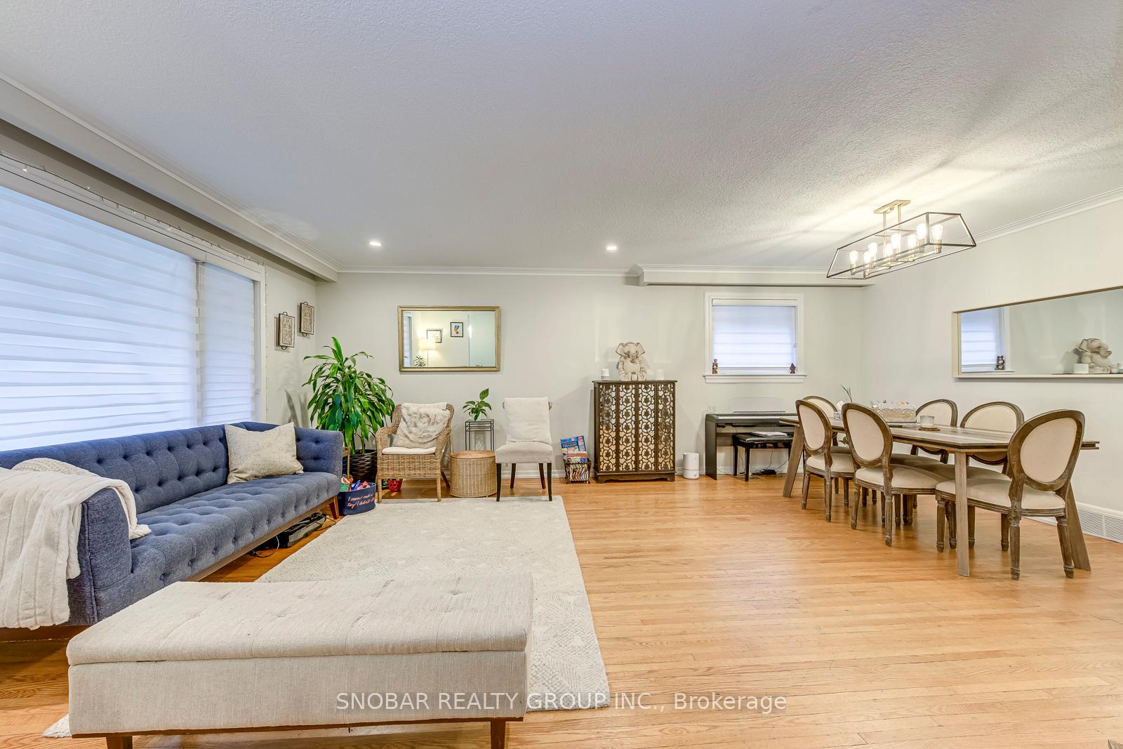 Photo 3 of 52 Decarie Circle, Etobicoke, Eringate-Centennial-West Deane — HOMEH
