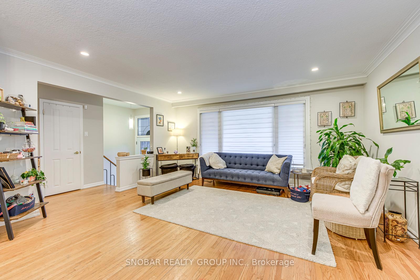 Photo 4 of 52 Decarie Circle, Etobicoke, Eringate-Centennial-West Deane — HOMEH