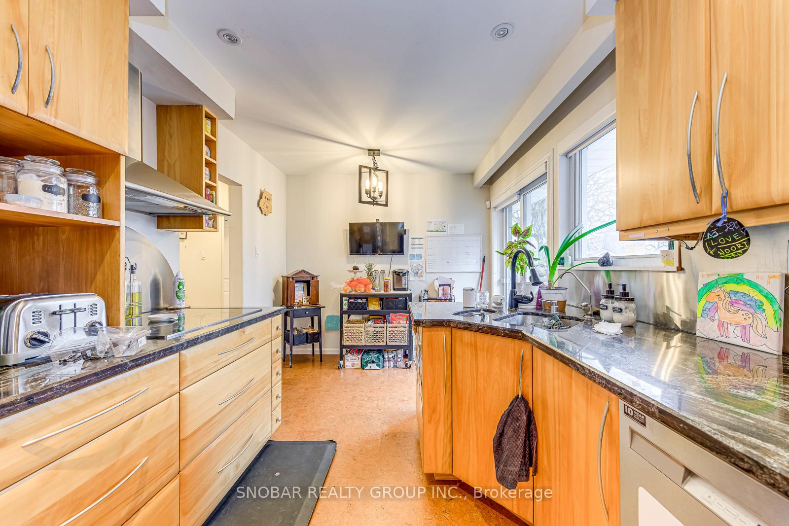 Photo 8 of 52 Decarie Circle, Etobicoke, Eringate-Centennial-West Deane — HOMEH