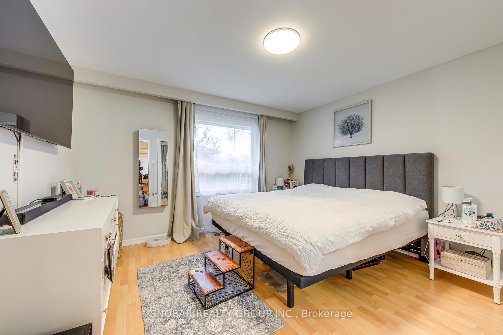 Photo 11 of 52 Decarie Circle, Etobicoke, Eringate-Centennial-West Deane — HOMEH