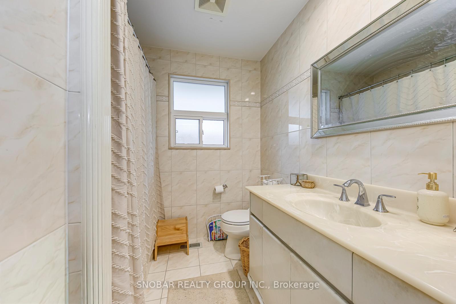 Photo 14 of 52 Decarie Circle, Etobicoke, Eringate-Centennial-West Deane — HOMEH
