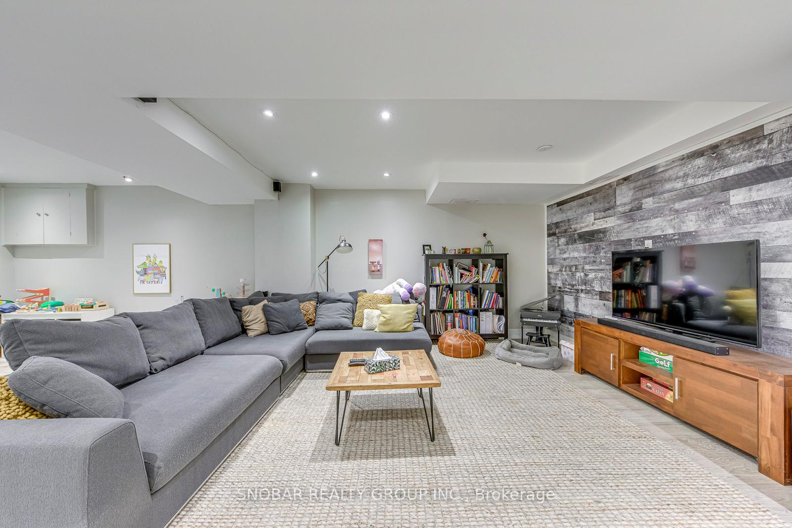 Photo 18 of 52 Decarie Circle, Etobicoke, Eringate-Centennial-West Deane — HOMEH