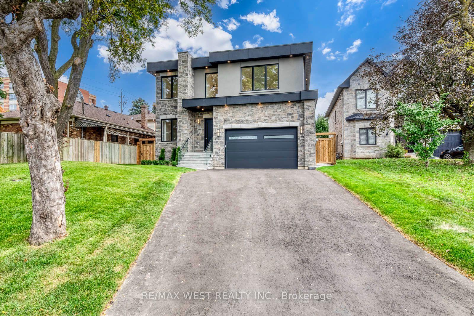 Photo 2 of 3 Amber Crescent, North York, Maple Leaf — HOMEH