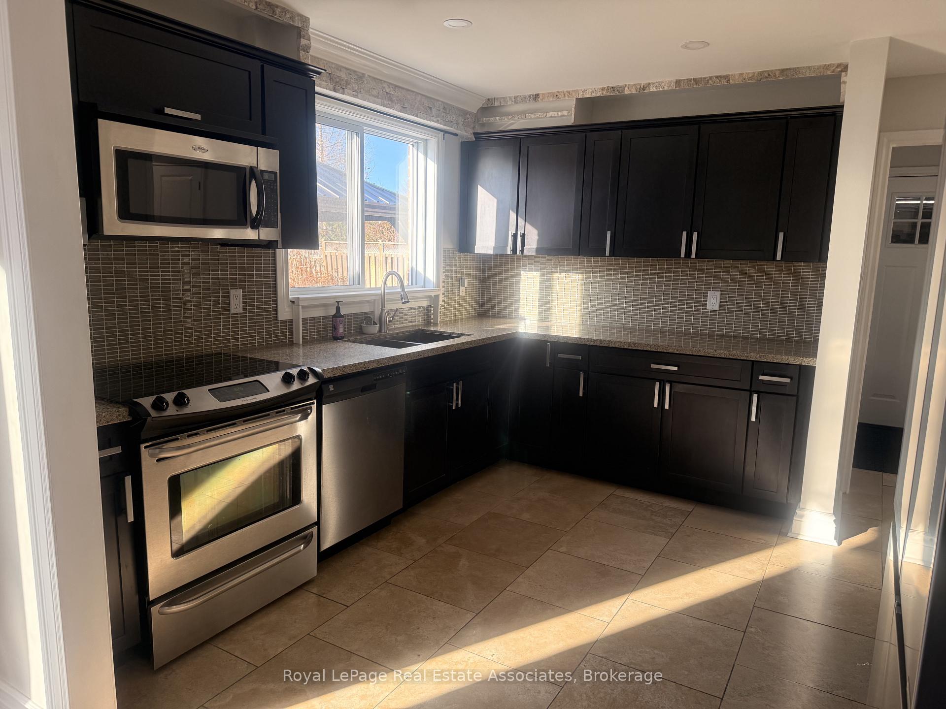 Photo 3 of 18 Fagan Drive, Halton Hills, Georgetown — HOMEH