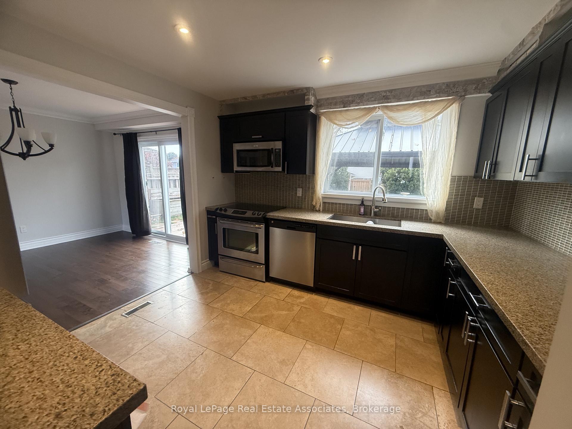 Photo 4 of 18 Fagan Drive, Halton Hills, Georgetown — HOMEH