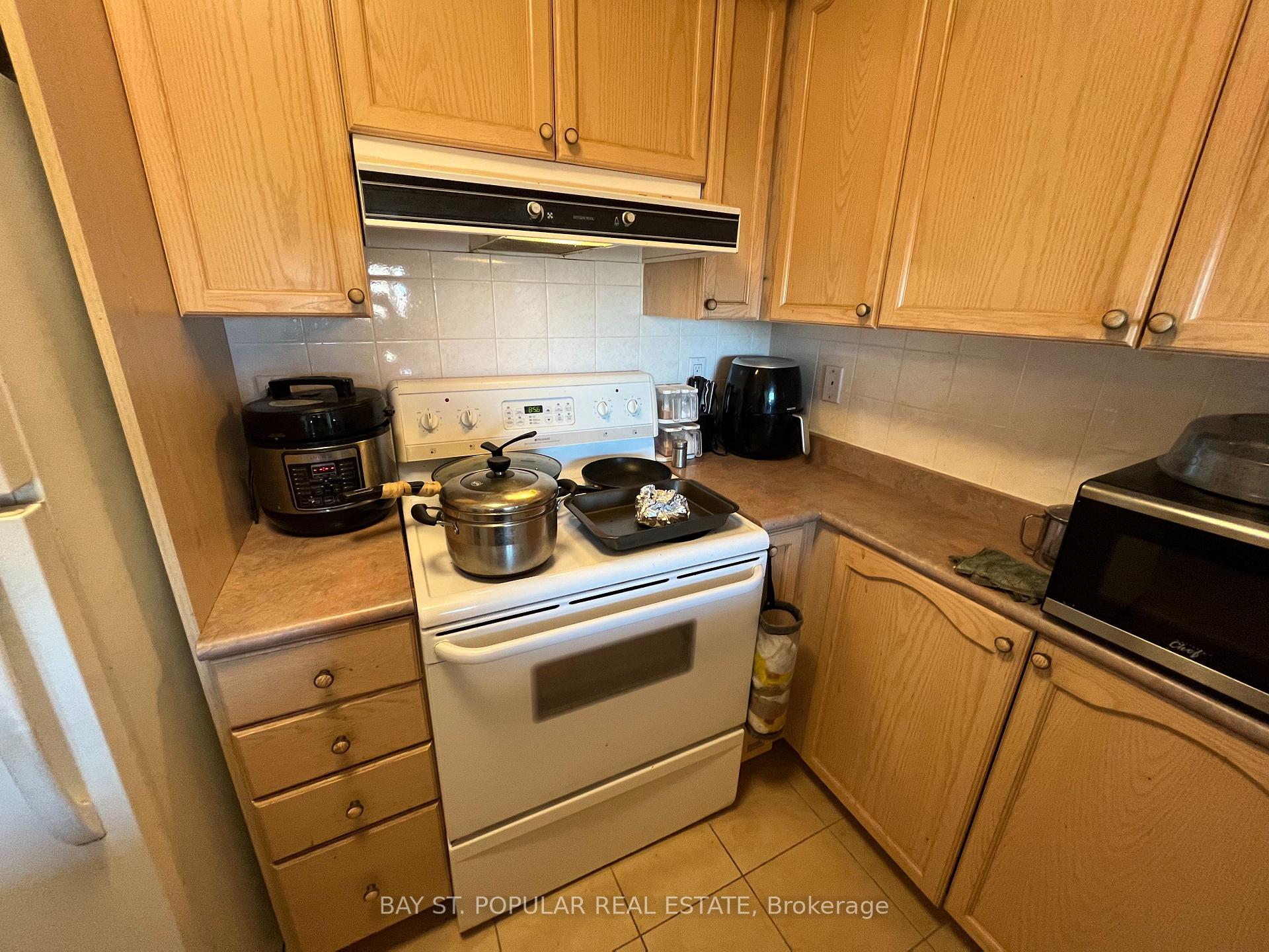 Photo 4 of Unit 2205, 909 Bay Street, Toronto, Bay Street Corridor — HOMEH