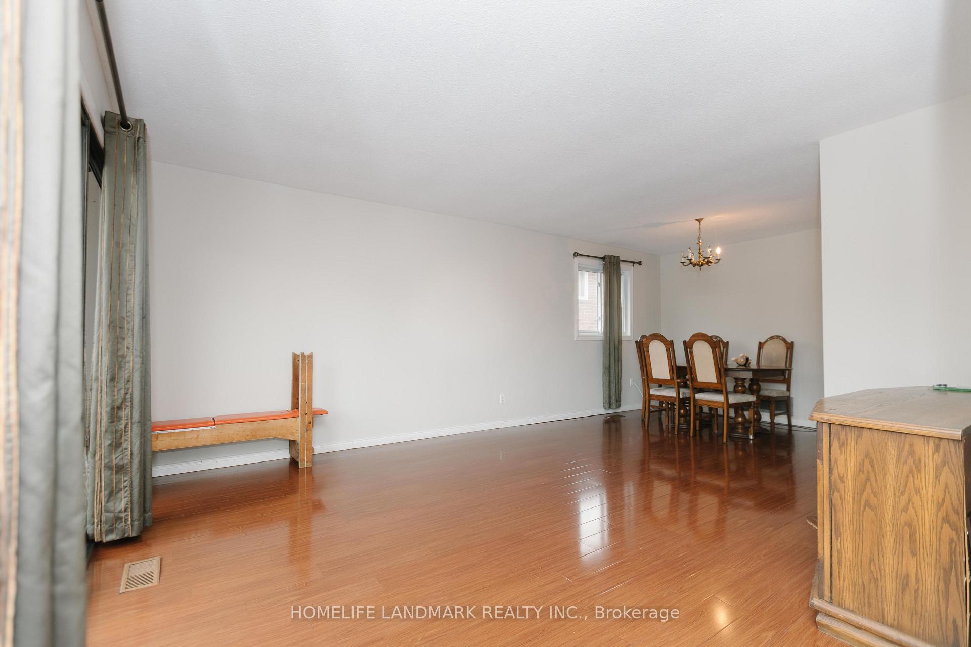 Photo 3 of 22 Blenheim Drive, Brampton, Heart Lake East — HOMEH